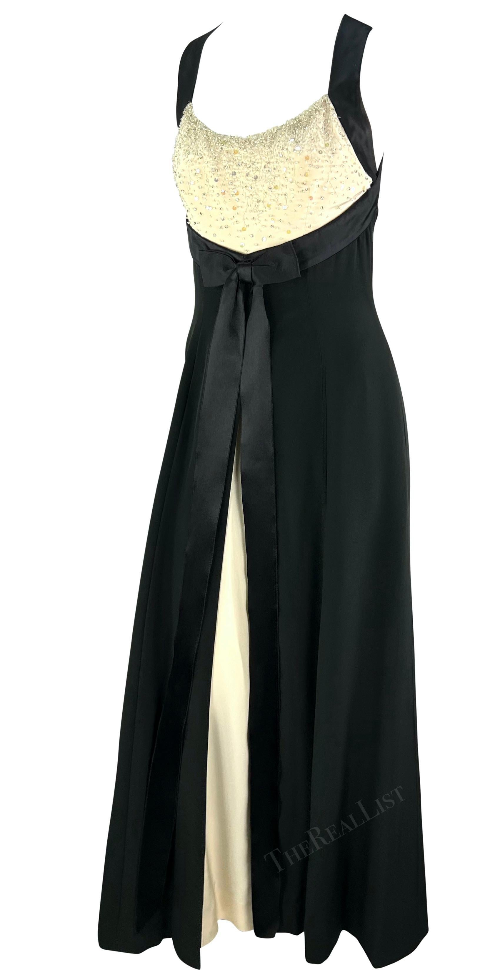 F/S 1995 Jacques Fath Laufsteg Schwarz-Weißes perlenbesetztes Band-Kleid im Angebot 1