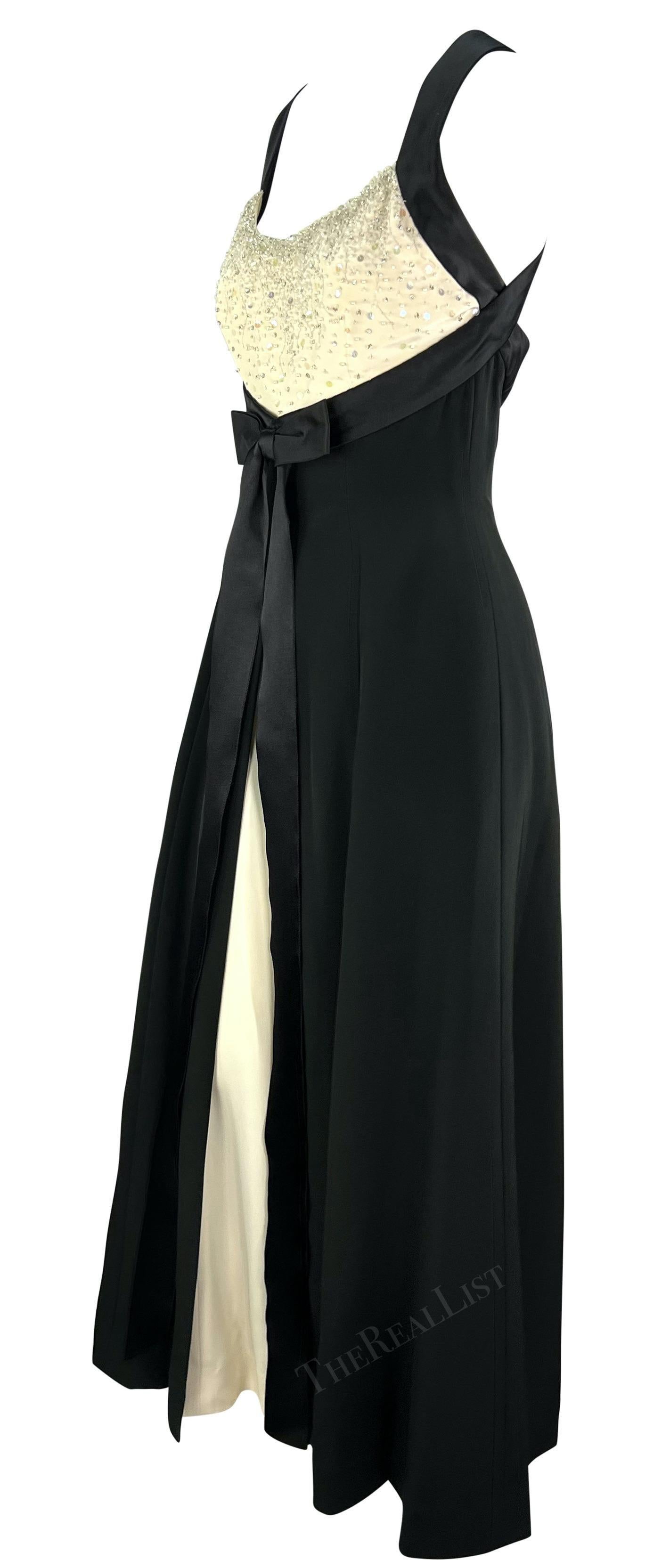 F/S 1995 Jacques Fath Laufsteg Schwarz-Weißes perlenbesetztes Band-Kleid im Angebot 2