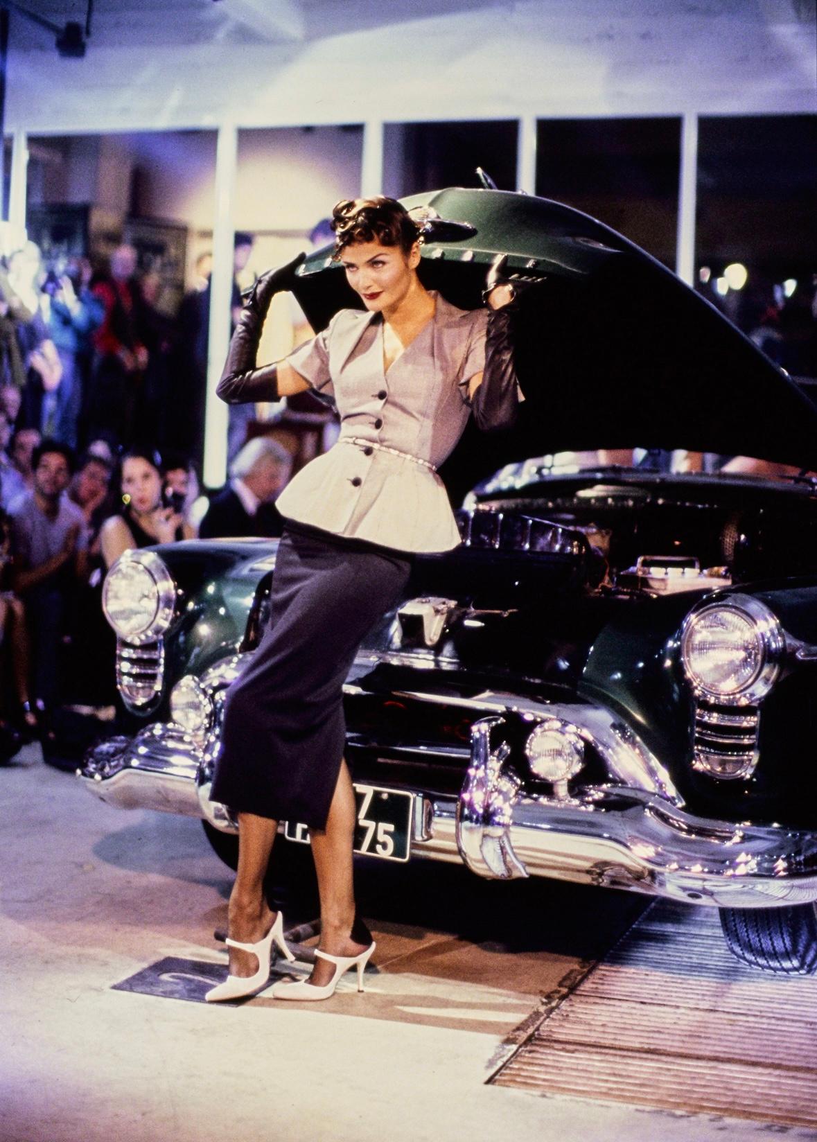 Ich präsentiere ein fabelhaftes John Galliano Set mit schwarzem Kleid und Jacke. Dieses Set aus der Frühjahr/Sommer-Kollektion 1995 wurde auf dem Laufsteg der Saison als Look 6 vorgestellt, modelliert von Helena Christensen. Die Jacke aus diesem Set