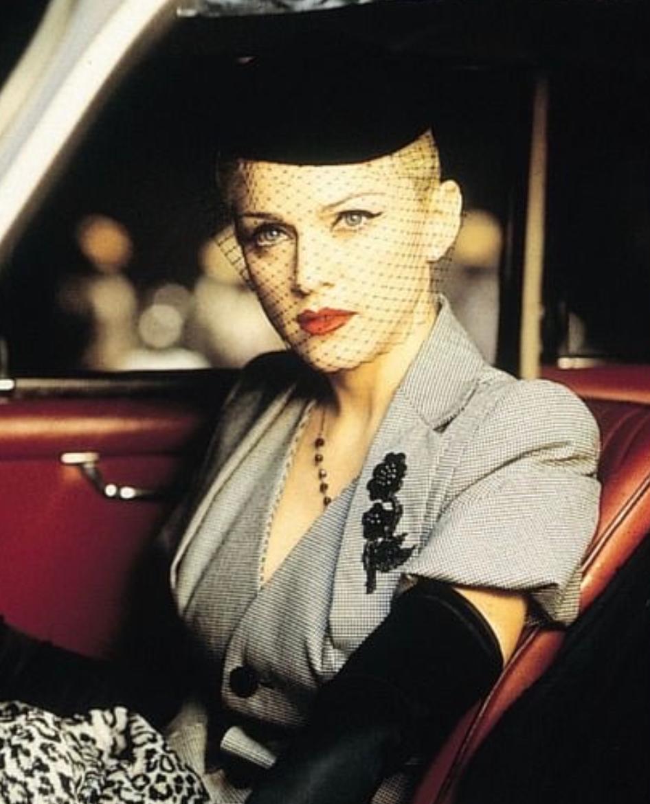 F/S 1995 John Galliano Laufsteg Pin-Up Schwarzes Kleid mit Hahnentrittmuster Blazer Set im Zustand „Hervorragend“ im Angebot in West Hollywood, CA
