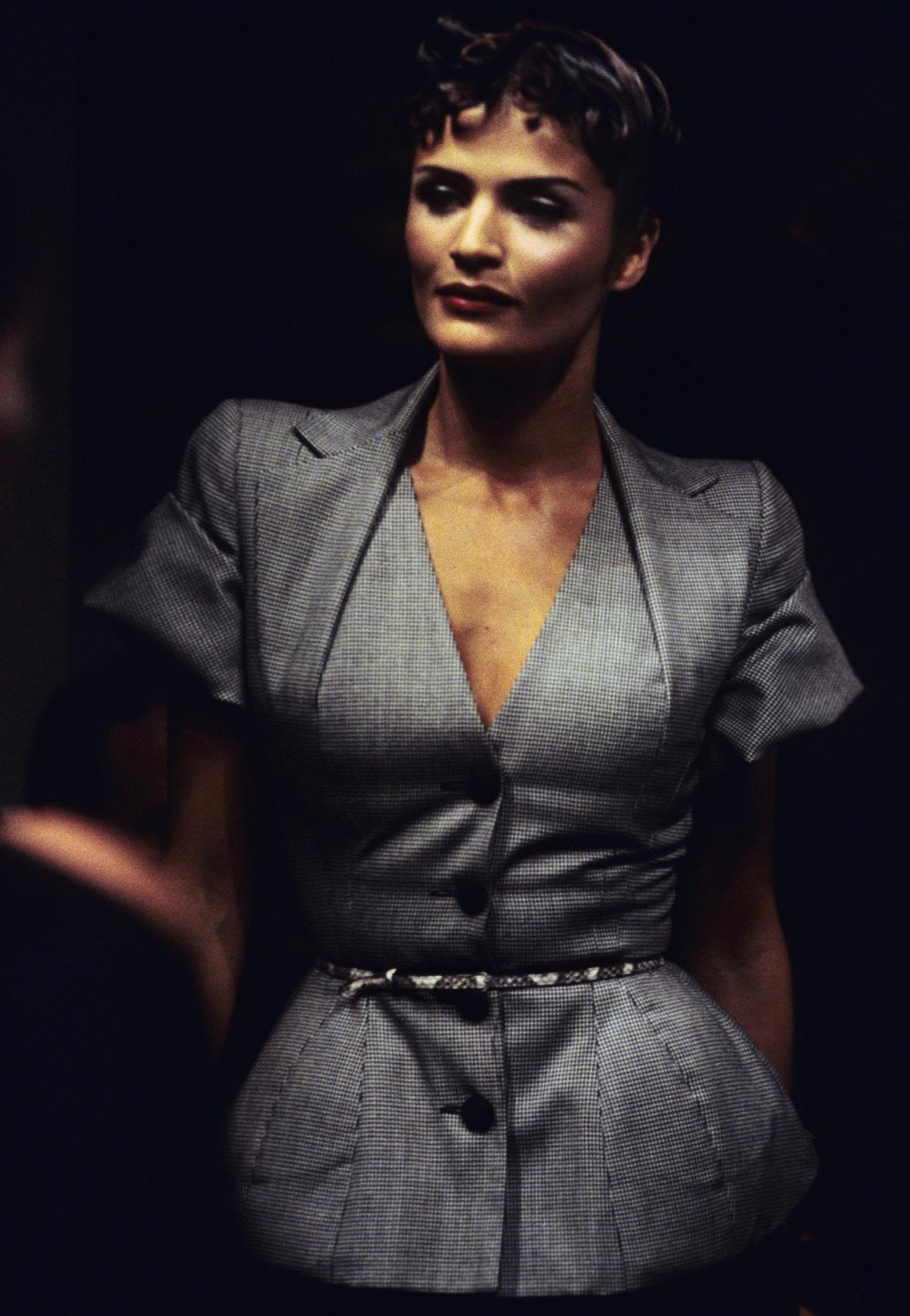 F/S 1995 John Galliano Laufsteg Pin-Up Schwarzes Kleid mit Hahnentrittmuster Blazer Set Damen im Angebot