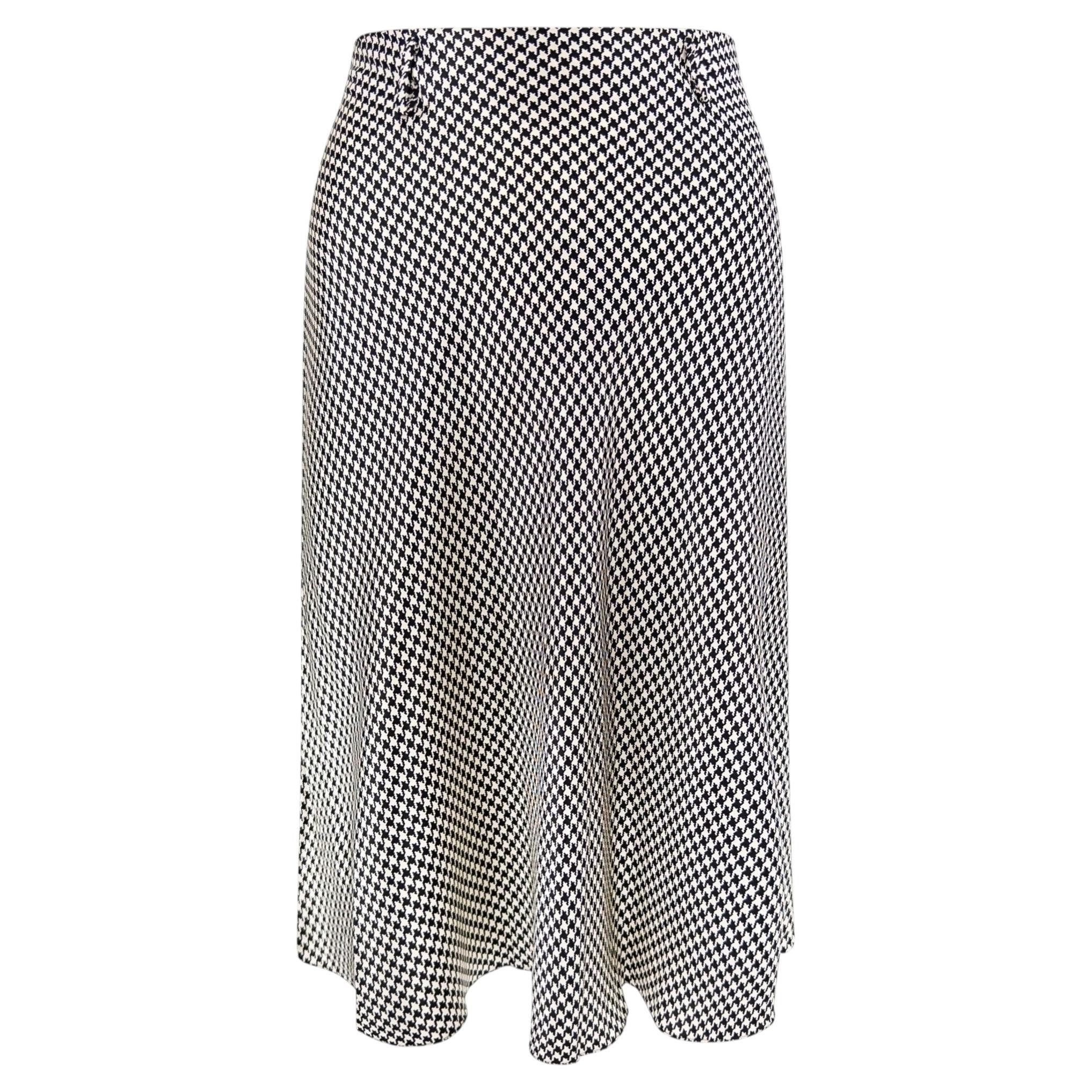Colección Ralph Lauren Primavera/Verano 1995: falda acampanada de satén de seda en blanco y negro con estampado de pata de gallo