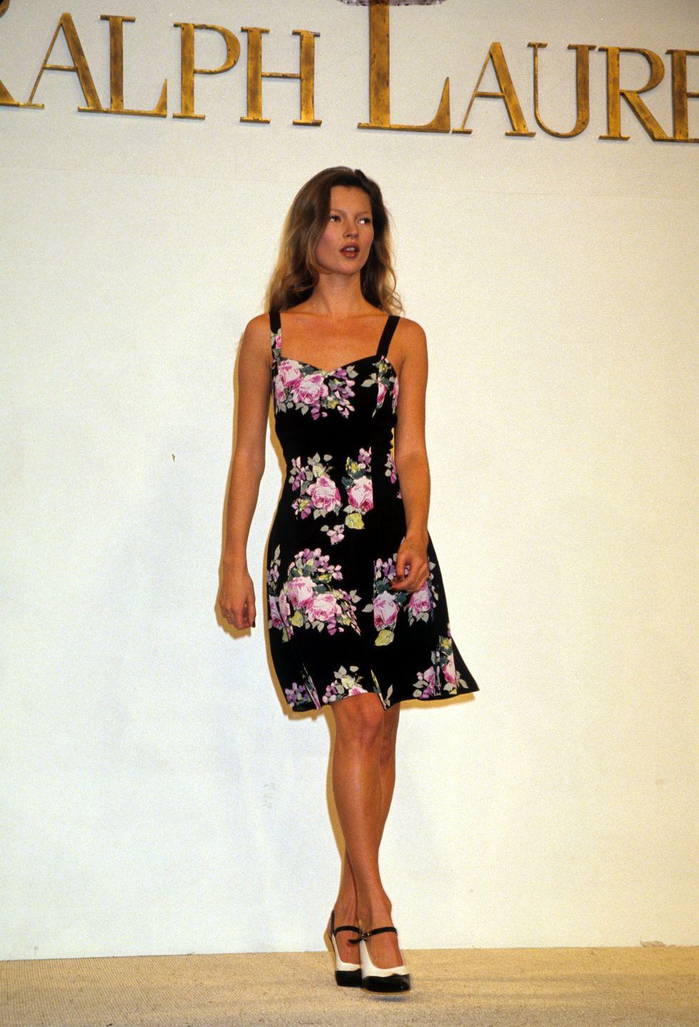 Issue de la collection Printemps/Été 1995 de Ralph Lauren, cette robe en soie noire présente un imprimé floral rose tendre et une silhouette évasée. Elle est conçue avec un corsage ajusté, de larges bretelles et une jupe fluide qui bouge