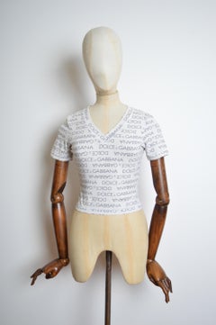 S/S 1995 Repeat Logo Dolce & Gabbana White V-Neck Baby Tee - T shirt