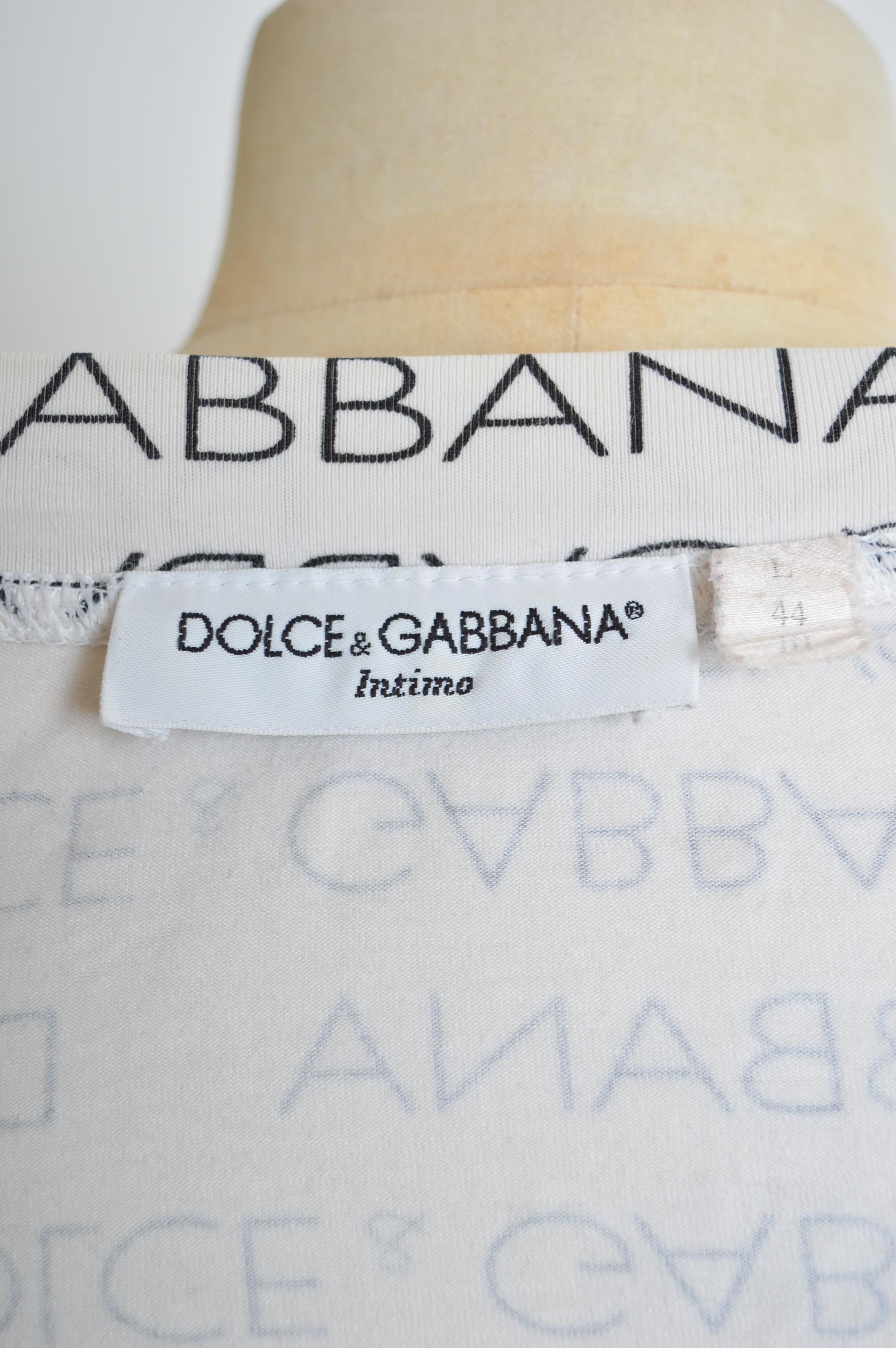 S/S 1995 Repeat Logo Dolce & Gabbana White V-Neck Baby Tee - T shirt In Good Condition For Sale In Sheffield, GB