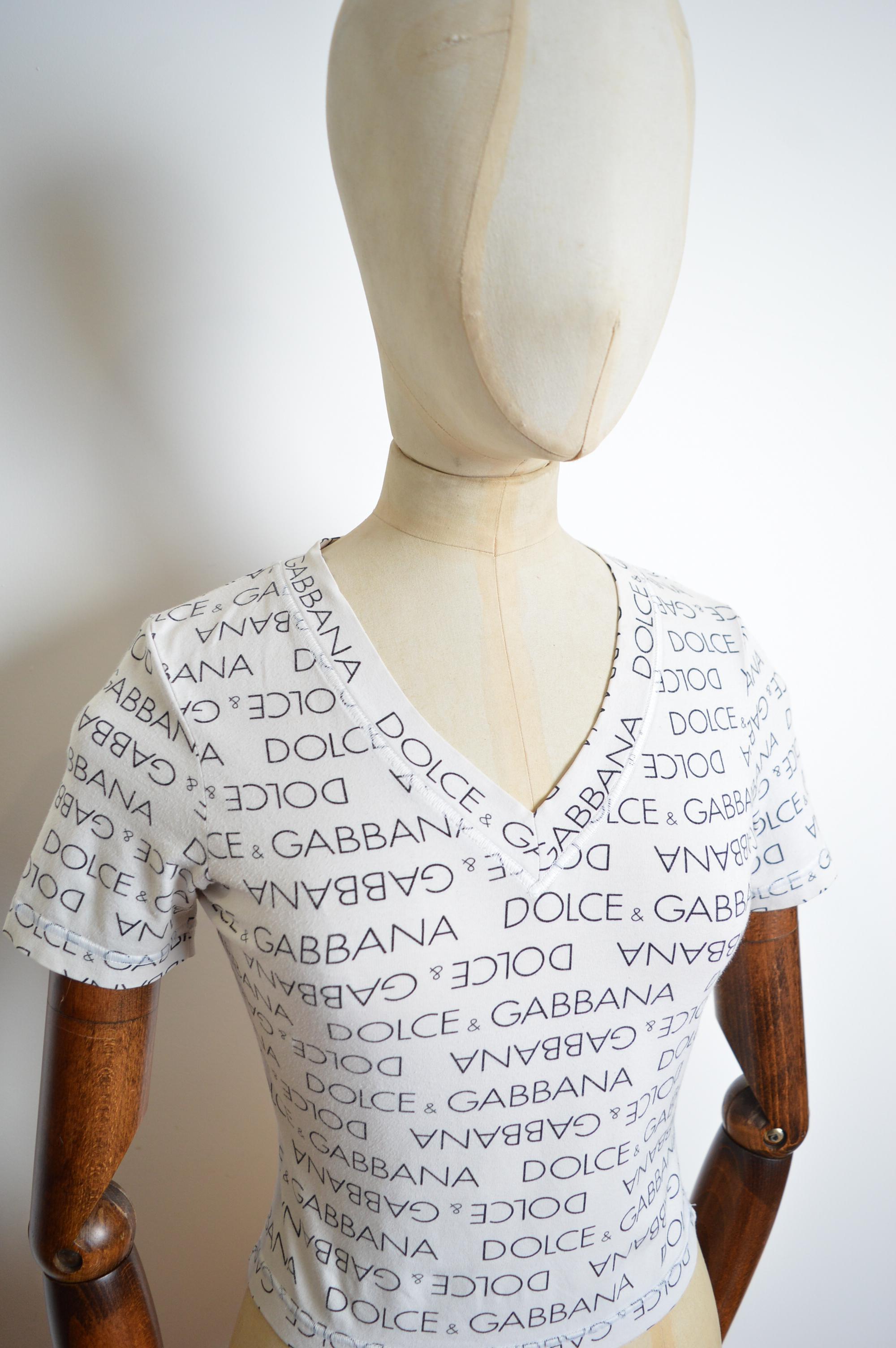 Women's S/S 1995 Repeat Logo Dolce & Gabbana White V-Neck Baby Tee - T shirt For Sale