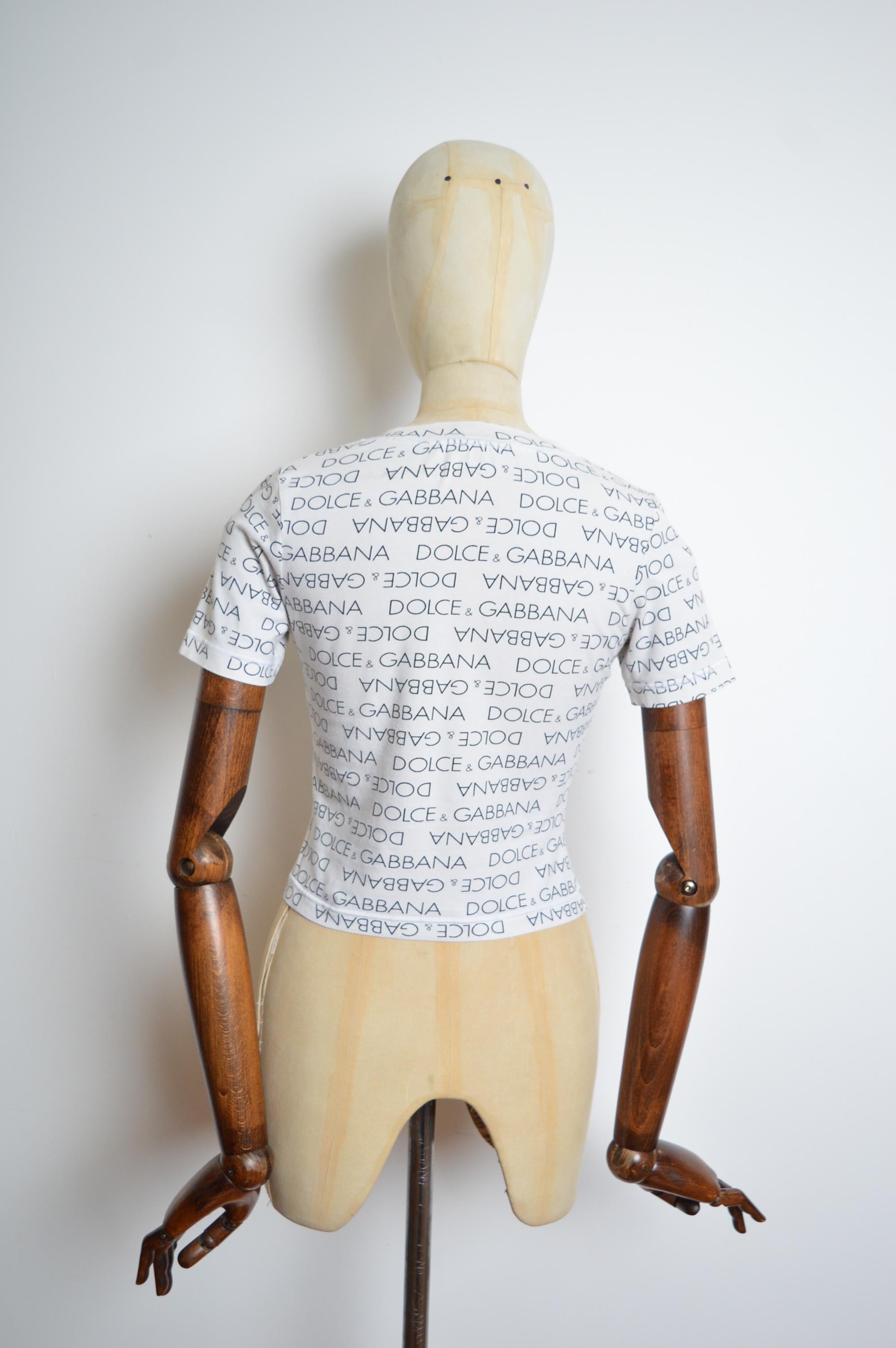 S/S 1995 Repeat Logo Dolce & Gabbana White V-Neck Baby Tee - T shirt For Sale 2