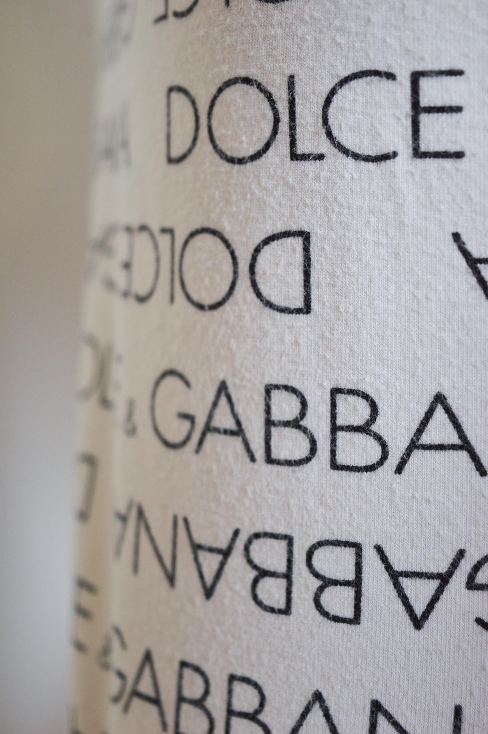 S/S 1995 Repeat Logo Dolce & Gabbana White V-Neck Baby Tee - T shirt For Sale 3