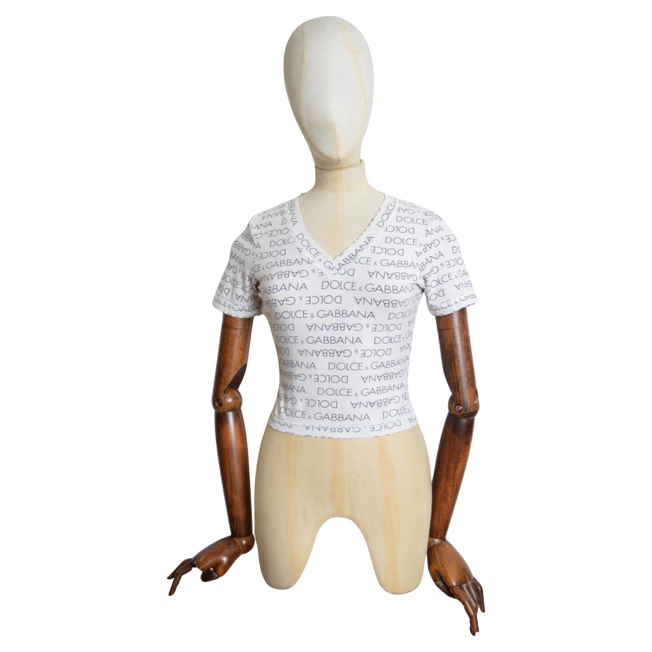 S/S 1995 Repeat Logo Dolce & Gabbana White V-Neck Baby Tee - T shirt For Sale