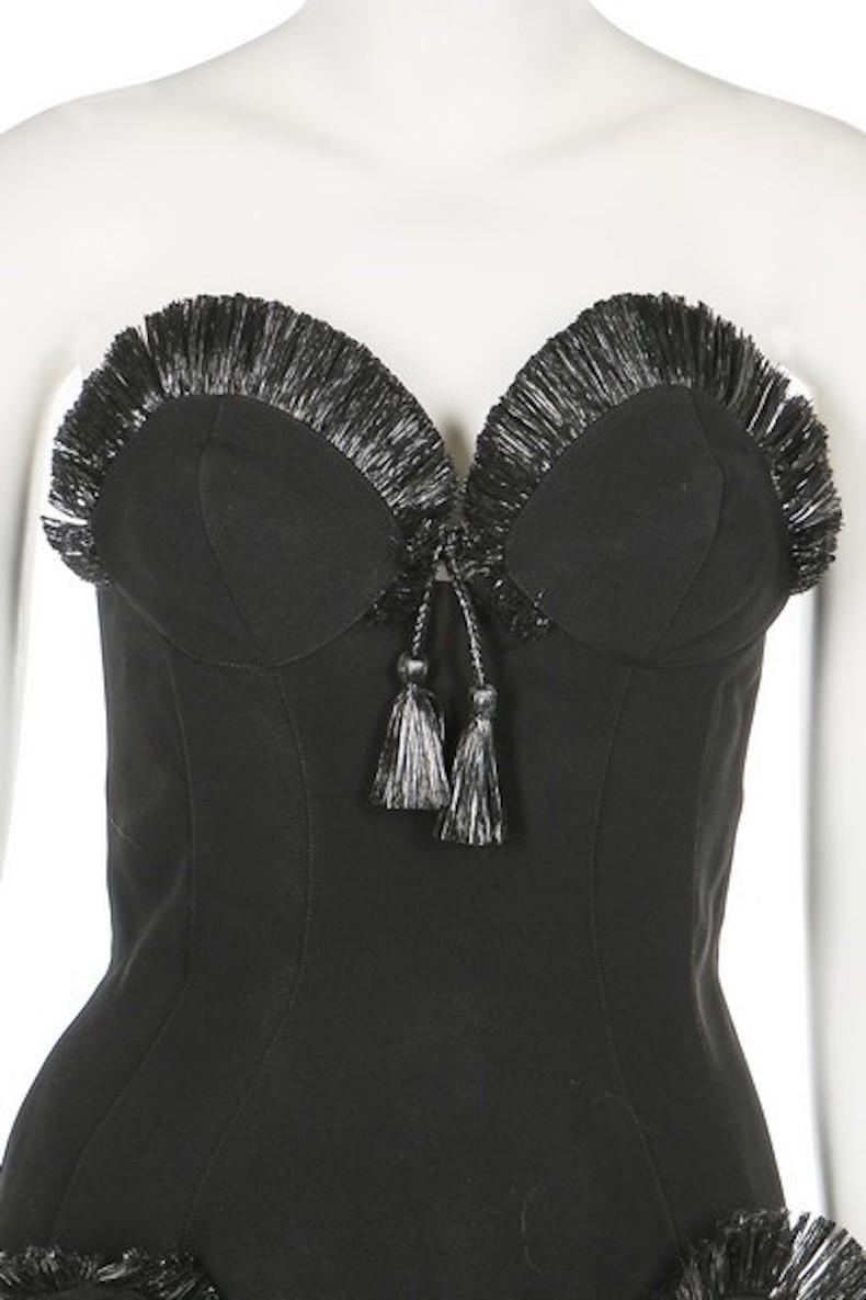 Thierry Mugler black raffia strapless cocktail dress, Spring-Summer 1995

Sweetheart bust and front pockets edged with raffia, lightly-boned bodice, bust 86cm, 34in

FR Size: 40

Made in Italy

Labelled 

Excellent condition