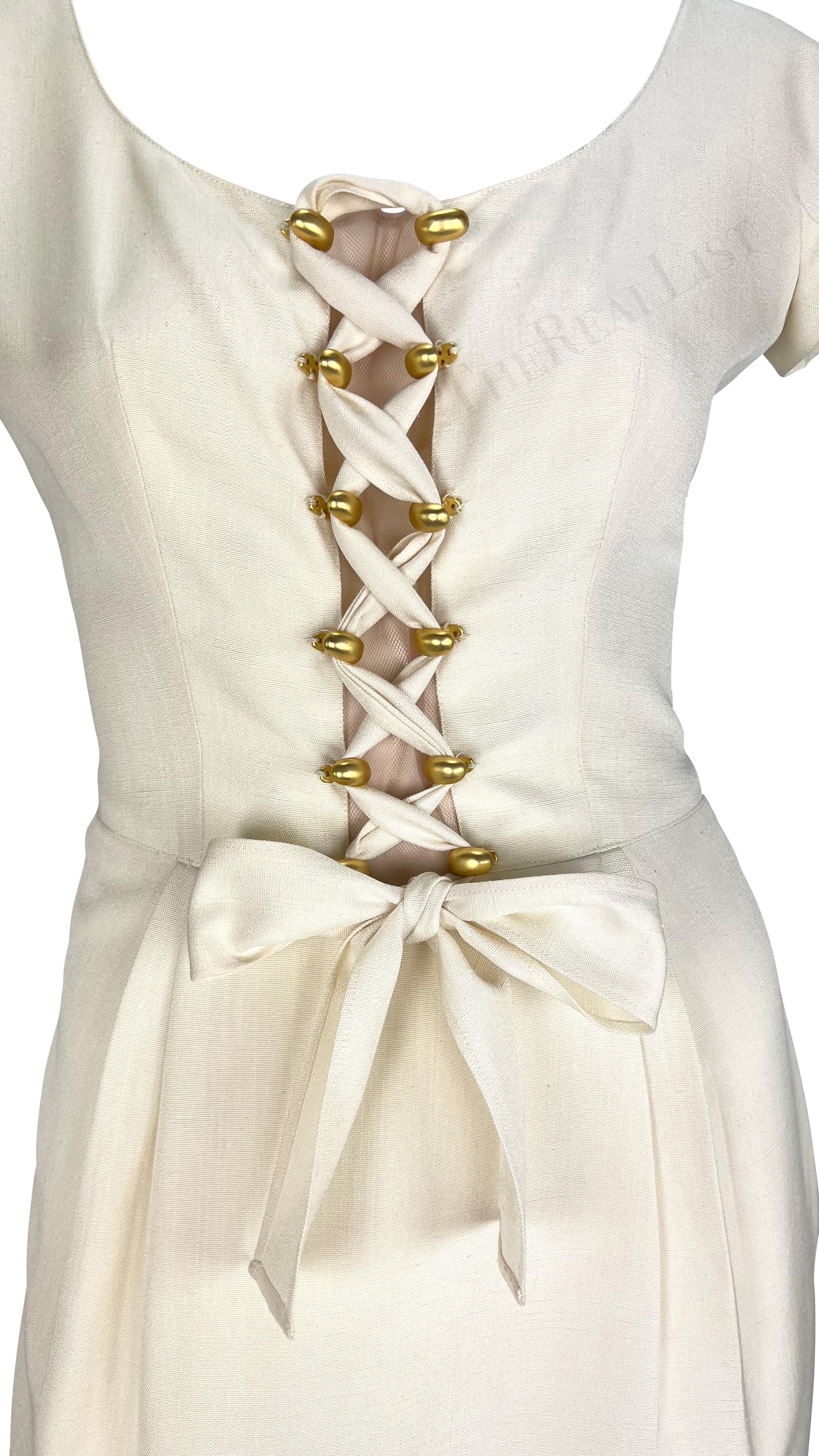Voici une fabuleuse mini robe Valentino en lin crème. Issue de la collection printemps/été 1995, cette robe présente des manches pétales, un empiècement en maille au centre et un détail de laçage sur le devant. Subtilement sexy et chic, cette robe