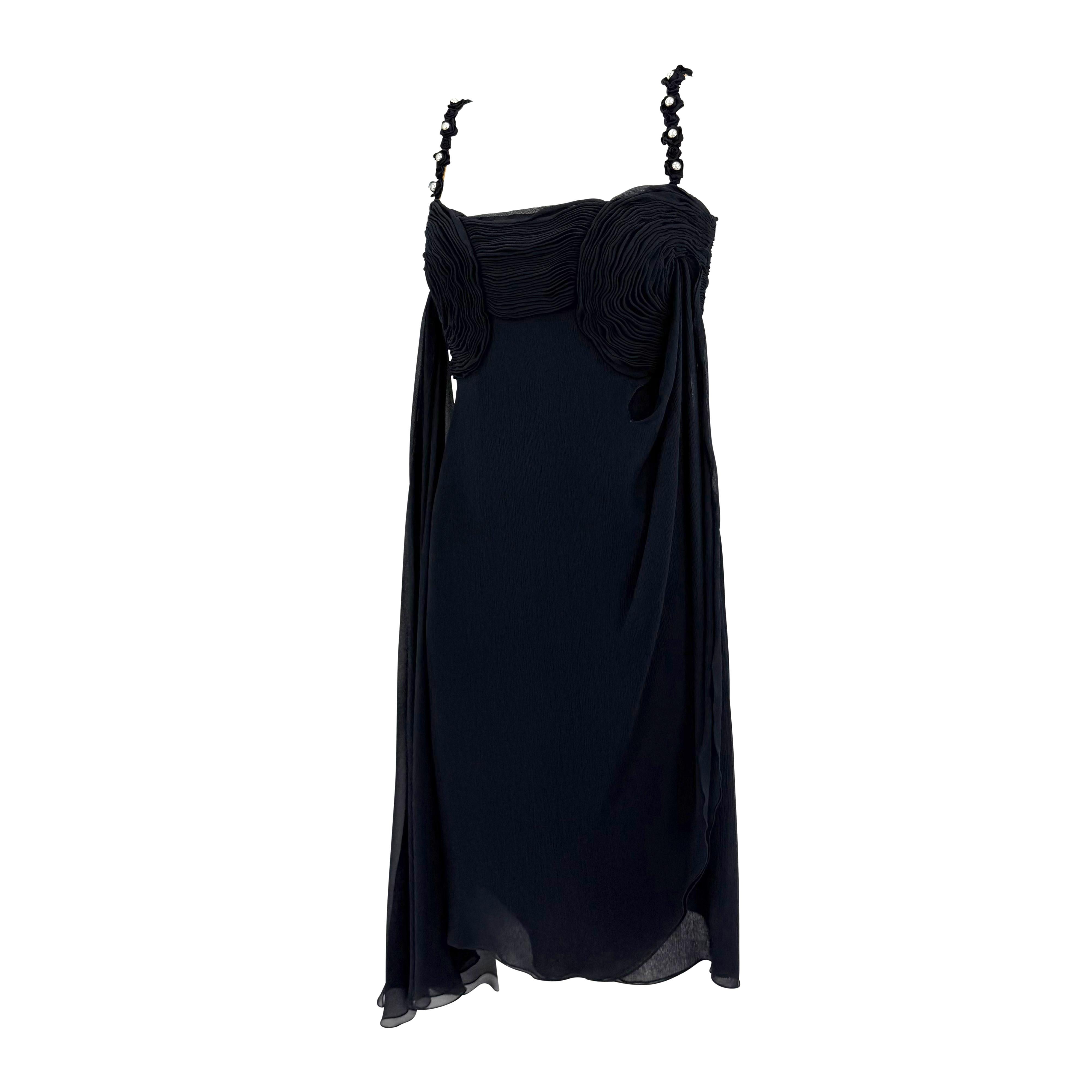 Dieses marineblaue Minikleid aus Seiden-Crêpe-Chiffon aus der Frühjahr/Sommer-Kollektion 1995 von Valentino Garavani zeichnet sich durch skulpturale, gerüschte Cups und zarte, mit Perlen besetzte Rosetten-Träger aus. Asymmetrische Schärpen in Falten