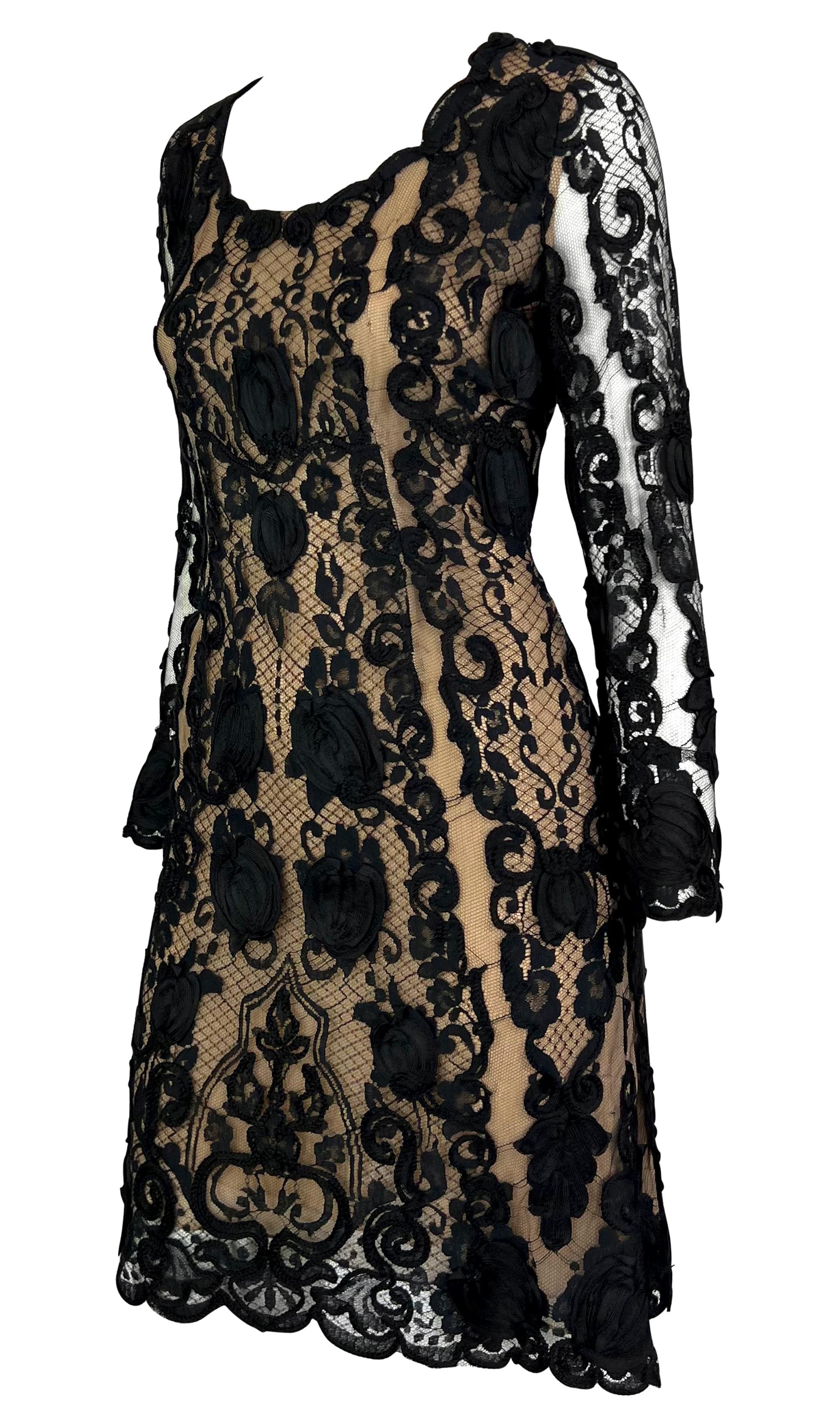 Cette robe Bill Blass, issue de la collection printemps-été 1996, est composée d'un ruban de dentelle noire sur une doublure beige, créant un contraste saisissant. Ce modèle à manches longues, qui a fait ses débuts lors du défilé de la saison,