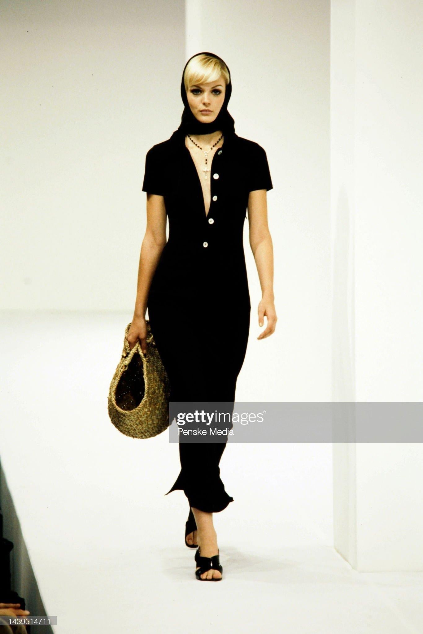 Dolce & Gabbana Runway S/S 1996 - Robe longue noire à col plongeant et boutons en vente 6