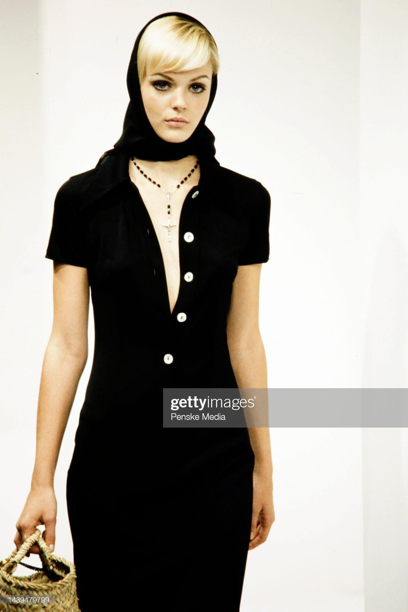 Dolce & Gabbana Runway S/S 1996 - Robe longue noire à col plongeant et boutons en vente 7
