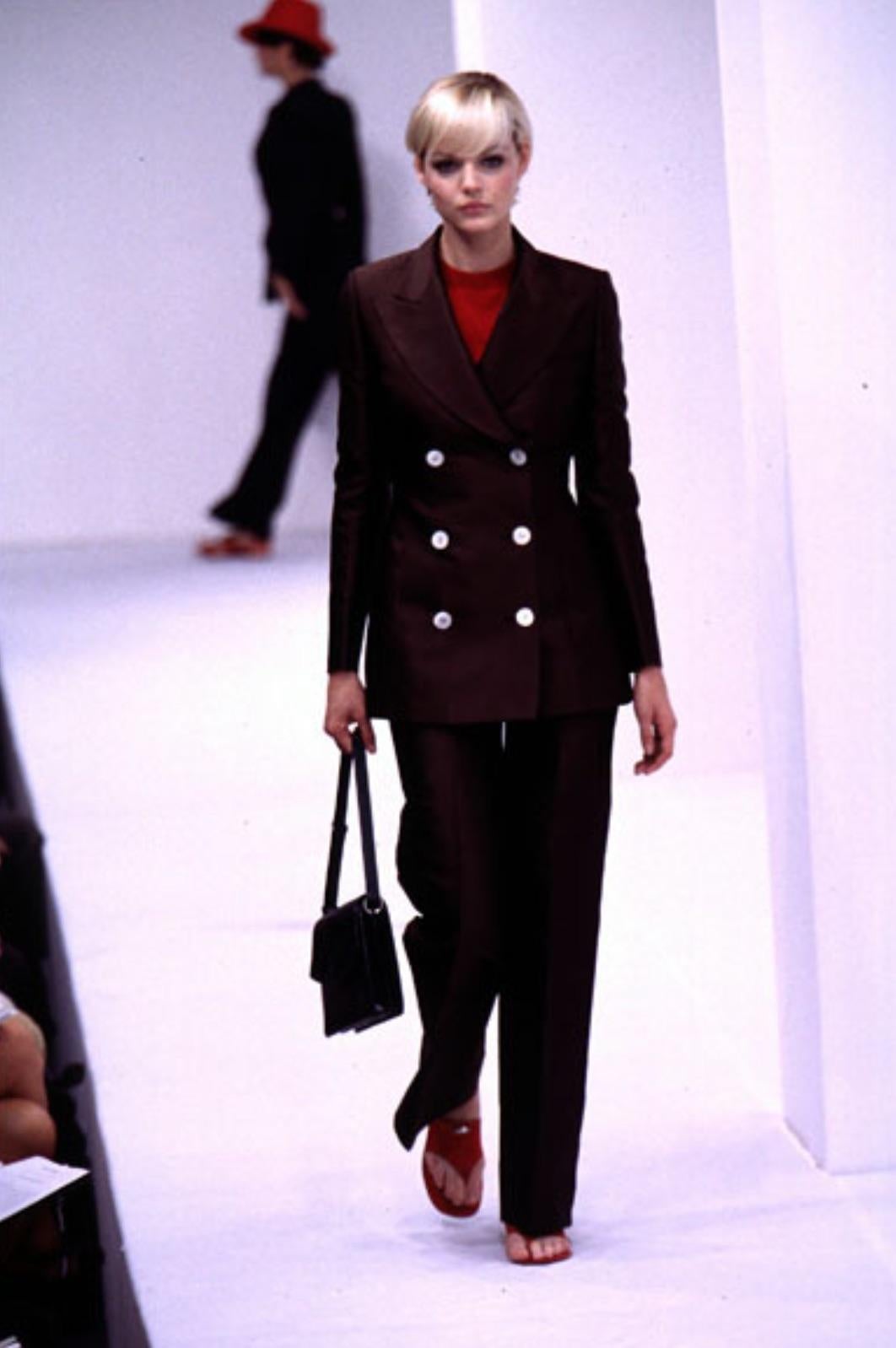  Uno splendido tailleur pantalone doppiopetto in raso di seta marrone di Dolce & Gabbana della collezione Primavera/Estate 1996. Realizzato in leggero raso di seta, questo completo ultra-chic è composto da un blazer a doppio petto e da pantaloni a