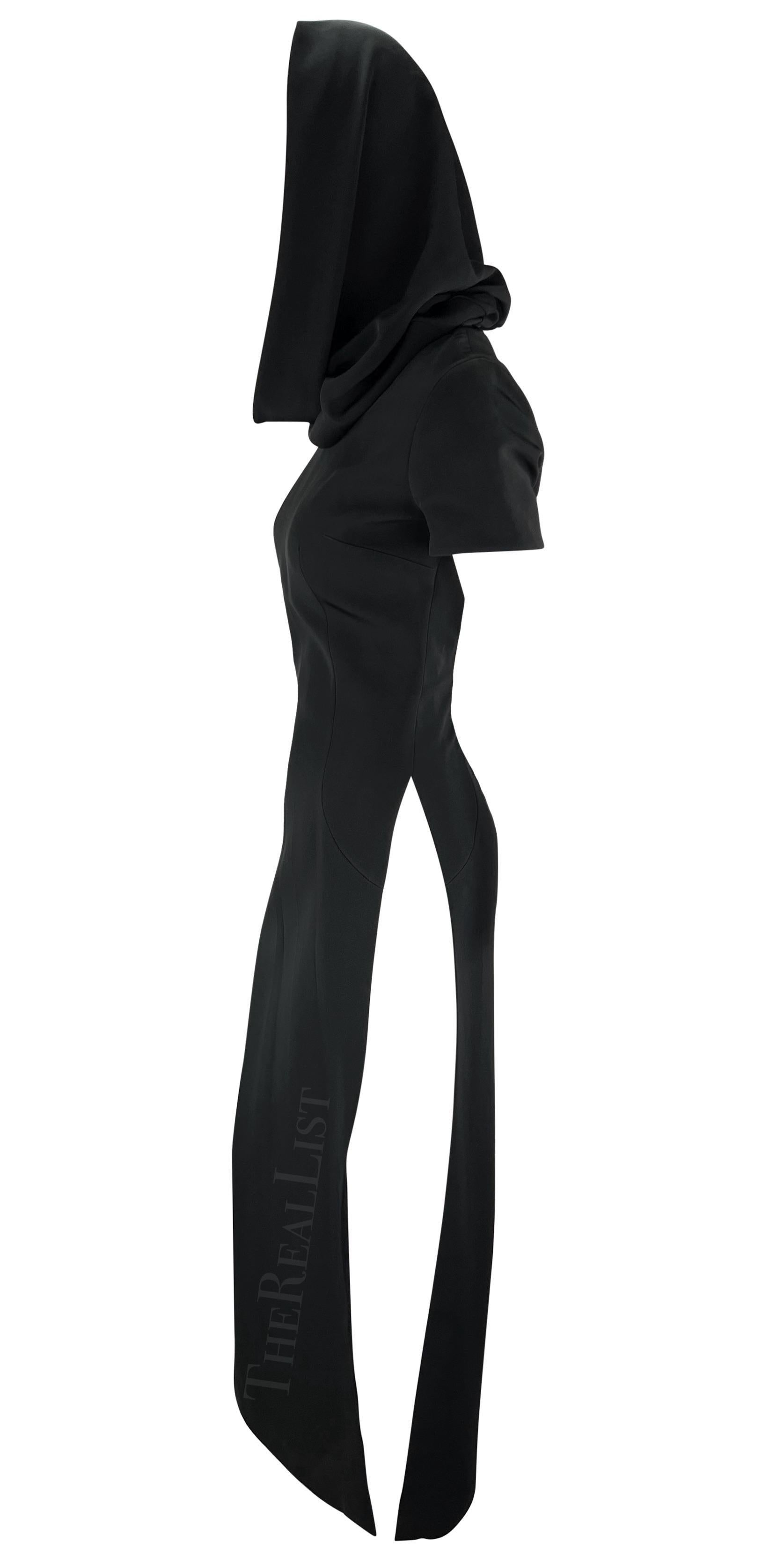 F/S 1996 Dolce & Gabbana Laufsteg Schwarzes Tunikakleid mit hohem Schlitz und Kapuze und Kapuze im Angebot 6