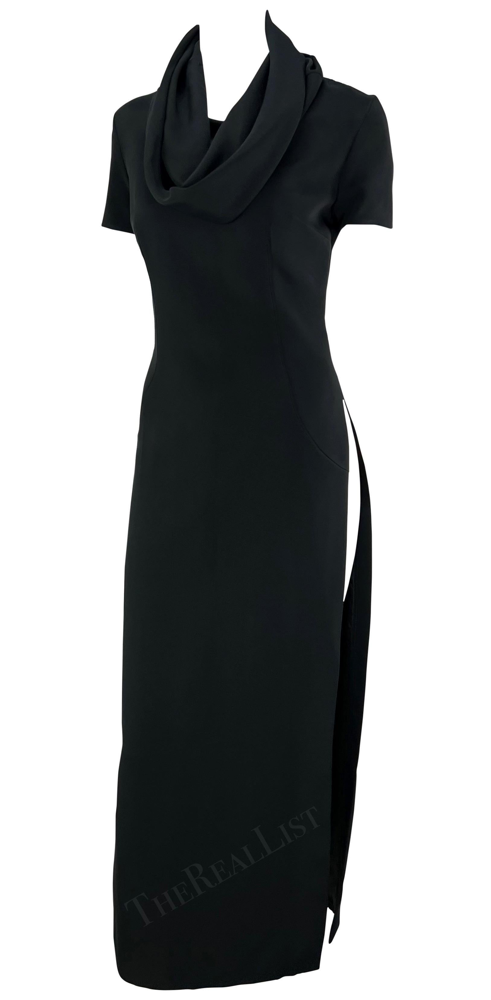 F/S 1996 Dolce & Gabbana Laufsteg Schwarzes Tunikakleid mit hohem Schlitz und Kapuze und Kapuze im Zustand „Hervorragend“ im Angebot in West Hollywood, CA