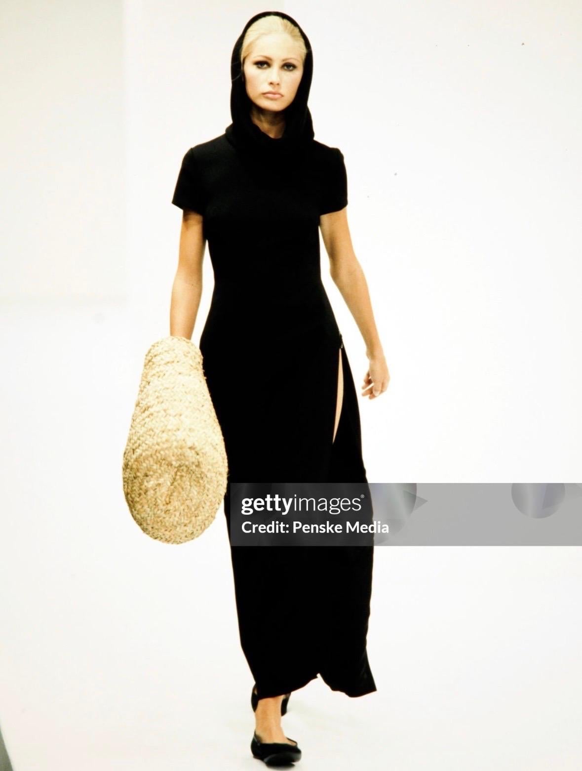S/S 1996 Dolce & Gabbana Runway Robe tunique à capuche noire à fente haute en vente 1