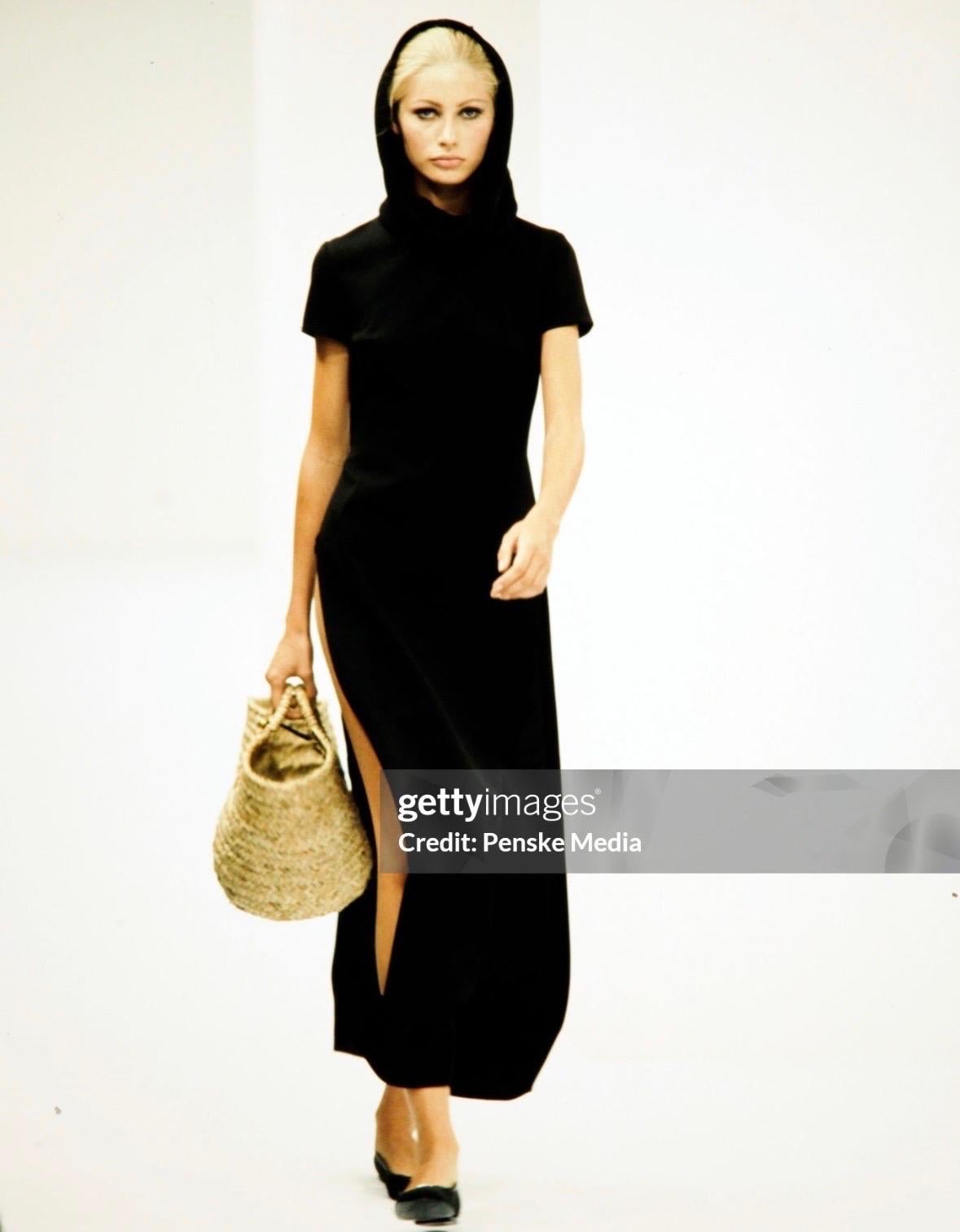 S/S 1996 Dolce & Gabbana Runway Robe tunique à capuche noire à fente haute en vente 3