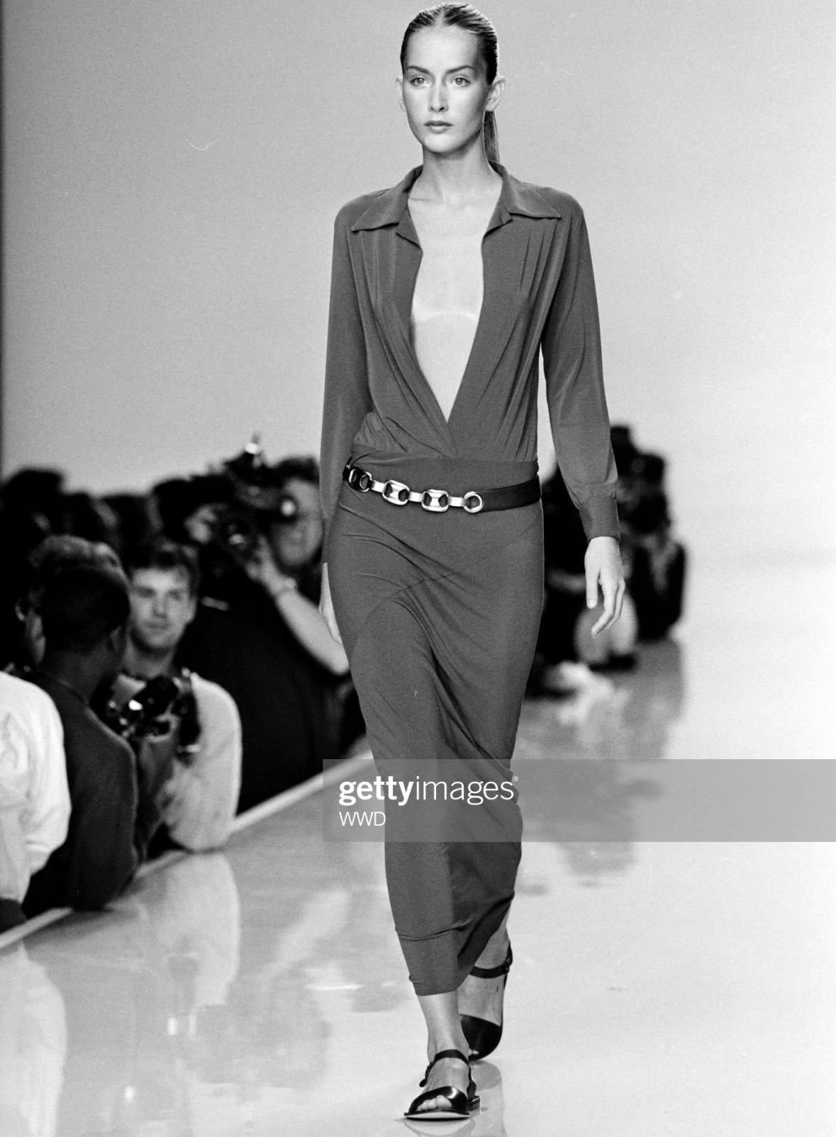 S/S 1996 Donna Karan Runway Light Brown Plunging Bodycon Dress Excellent état - En vente à West Hollywood, CA