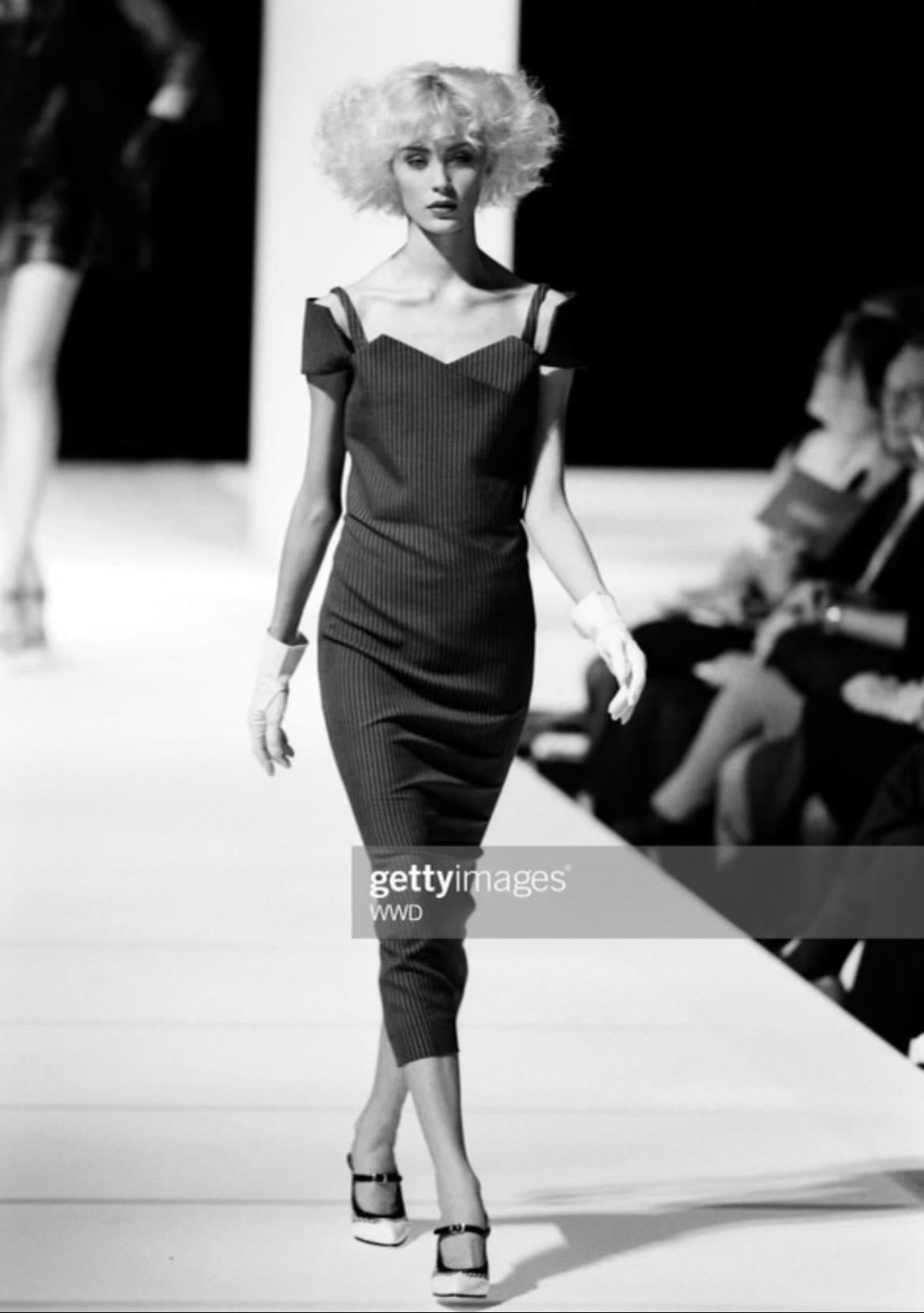 S/S 1996 Gianfranco Ferré Laufsteg Graukohle Nadelstreifen Schulterfreies Kleid (Schwarz) im Angebot