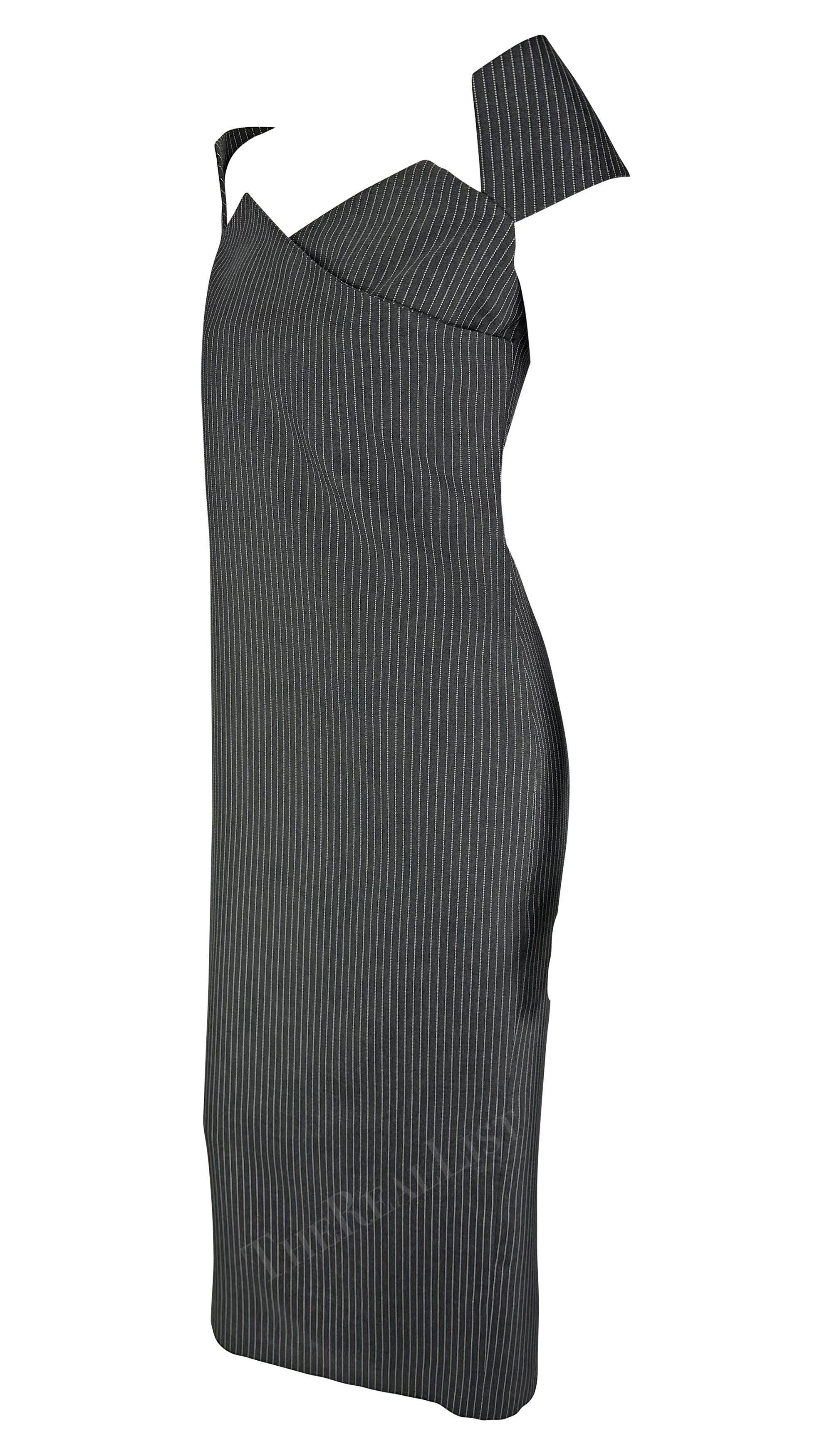 S/S 1996 Gianfranco Ferré Laufsteg Graukohle Nadelstreifen Schulterfreies Kleid im Zustand „Hervorragend“ im Angebot in West Hollywood, CA