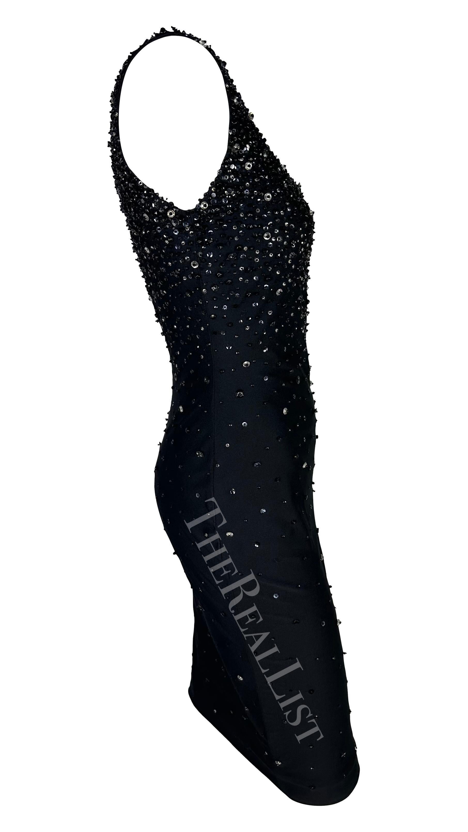 F/S 1996 Gianni Versace Schwarzes perlenbesetztes ärmelloses Bodycon-Laufstegkleid mit Perlen im Angebot 6