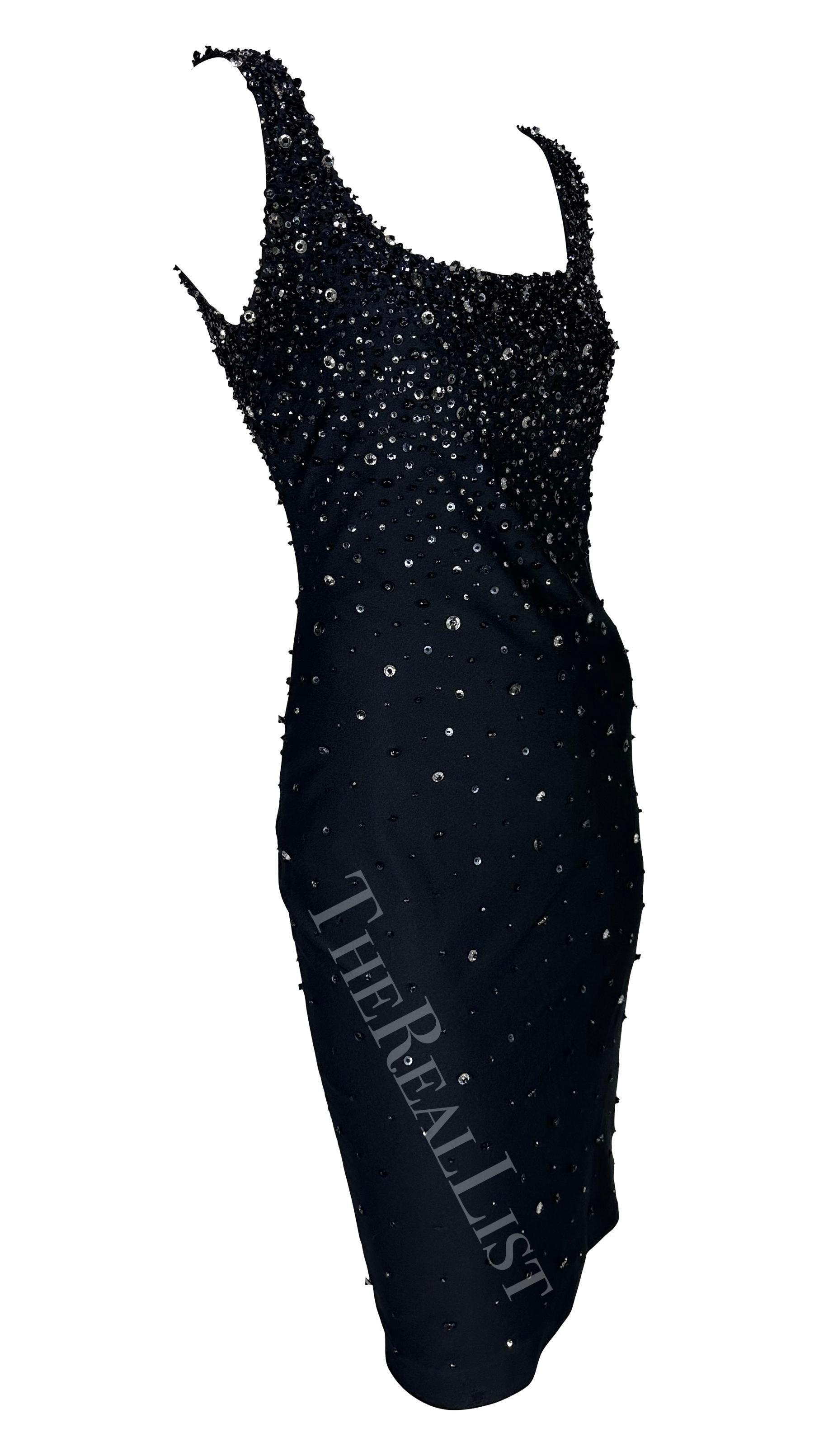 F/S 1996 Gianni Versace Schwarzes perlenbesetztes ärmelloses Bodycon-Laufstegkleid mit Perlen im Angebot 1