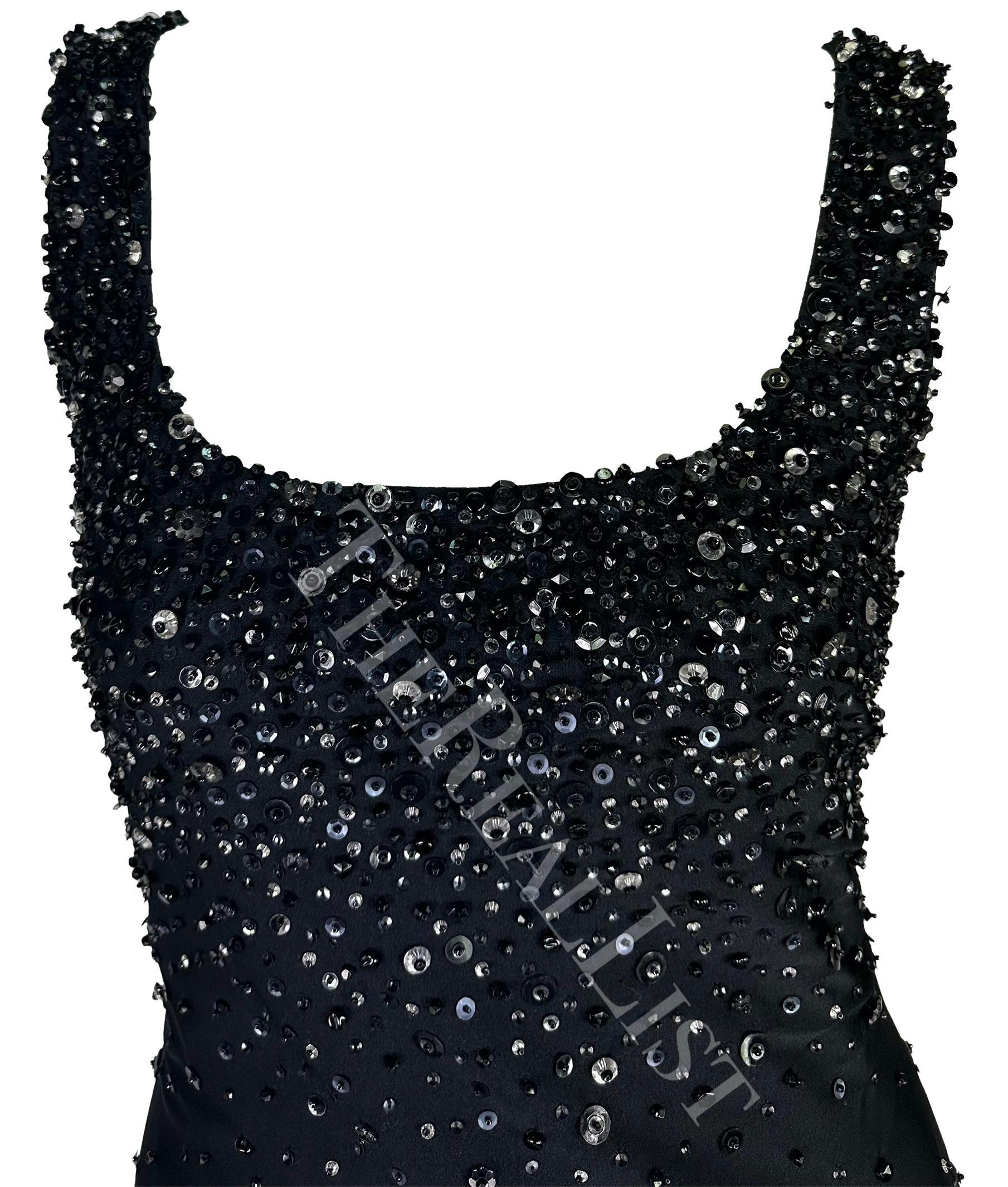 F/S 1996 Gianni Versace Schwarzes perlenbesetztes ärmelloses Bodycon-Laufstegkleid mit Perlen im Angebot 2