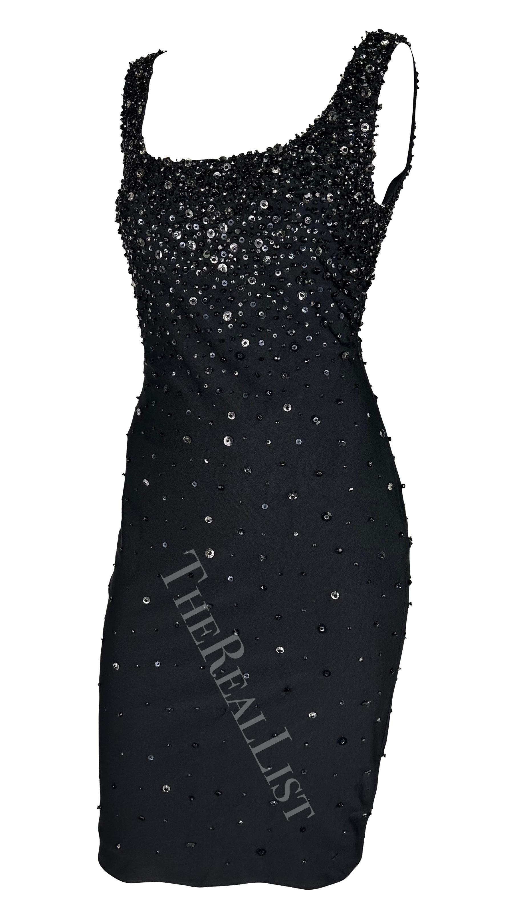 F/S 1996 Gianni Versace Schwarzes perlenbesetztes ärmelloses Bodycon-Laufstegkleid mit Perlen im Angebot 3