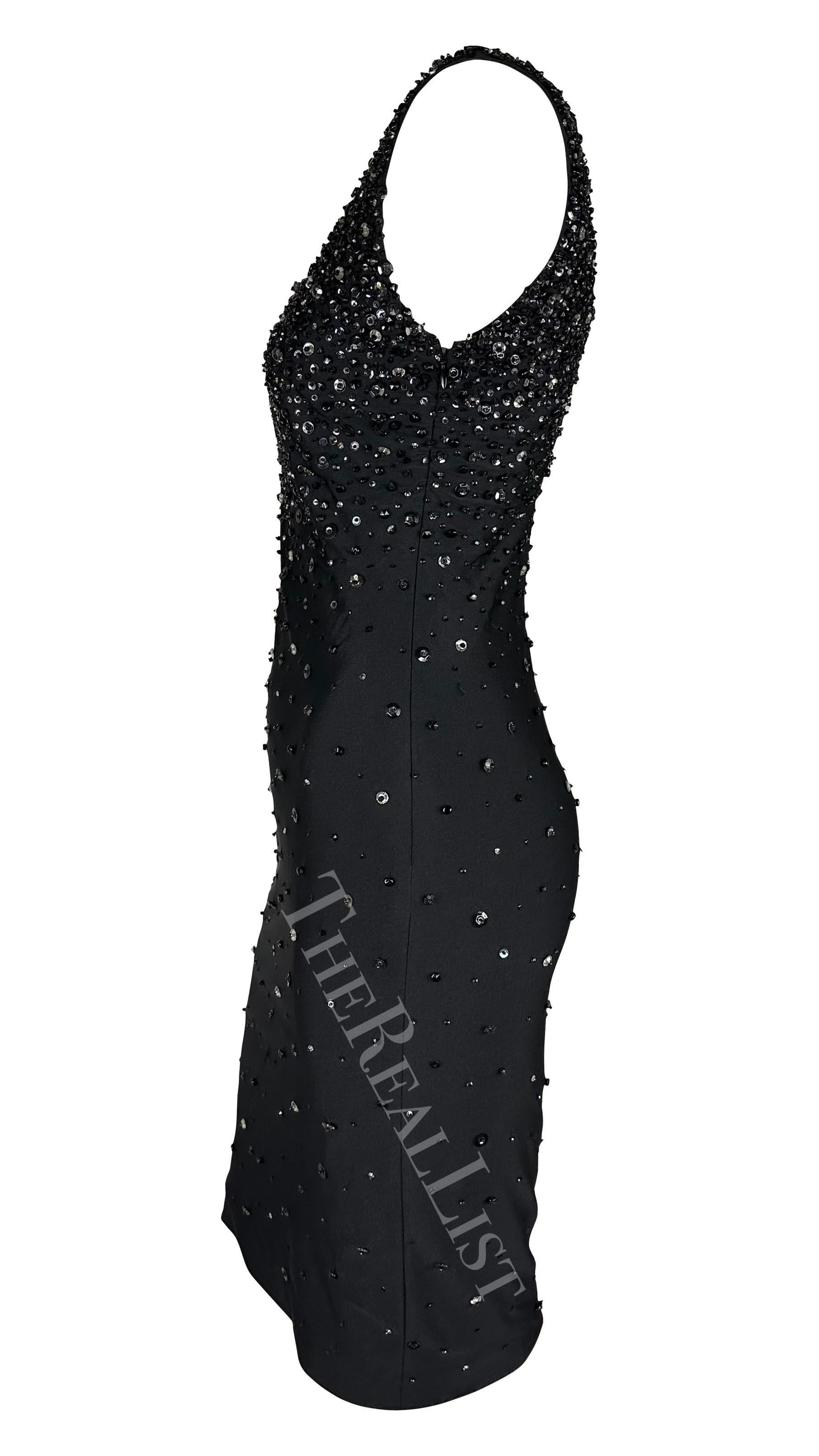 F/S 1996 Gianni Versace Schwarzes perlenbesetztes ärmelloses Bodycon-Laufstegkleid mit Perlen im Angebot 4
