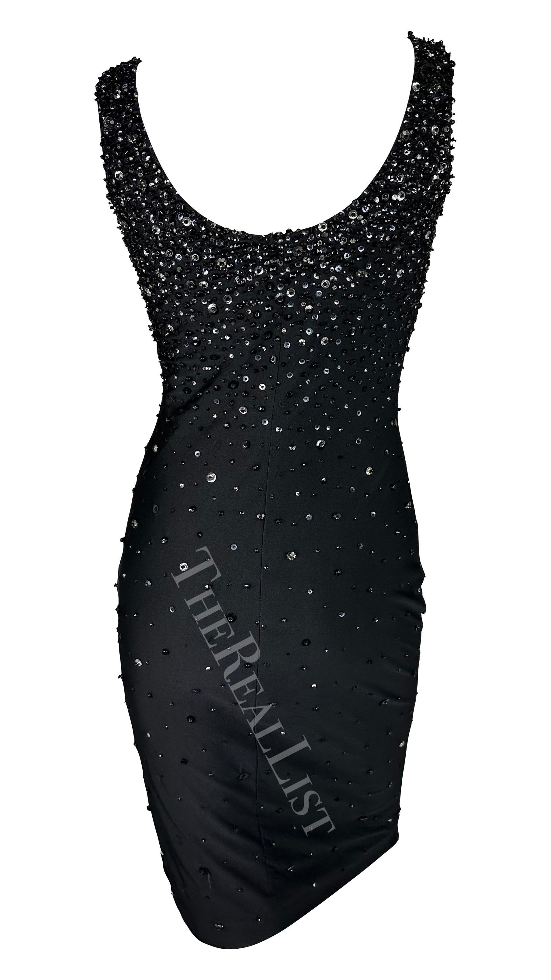 F/S 1996 Gianni Versace Schwarzes perlenbesetztes ärmelloses Bodycon-Laufstegkleid mit Perlen im Angebot 5