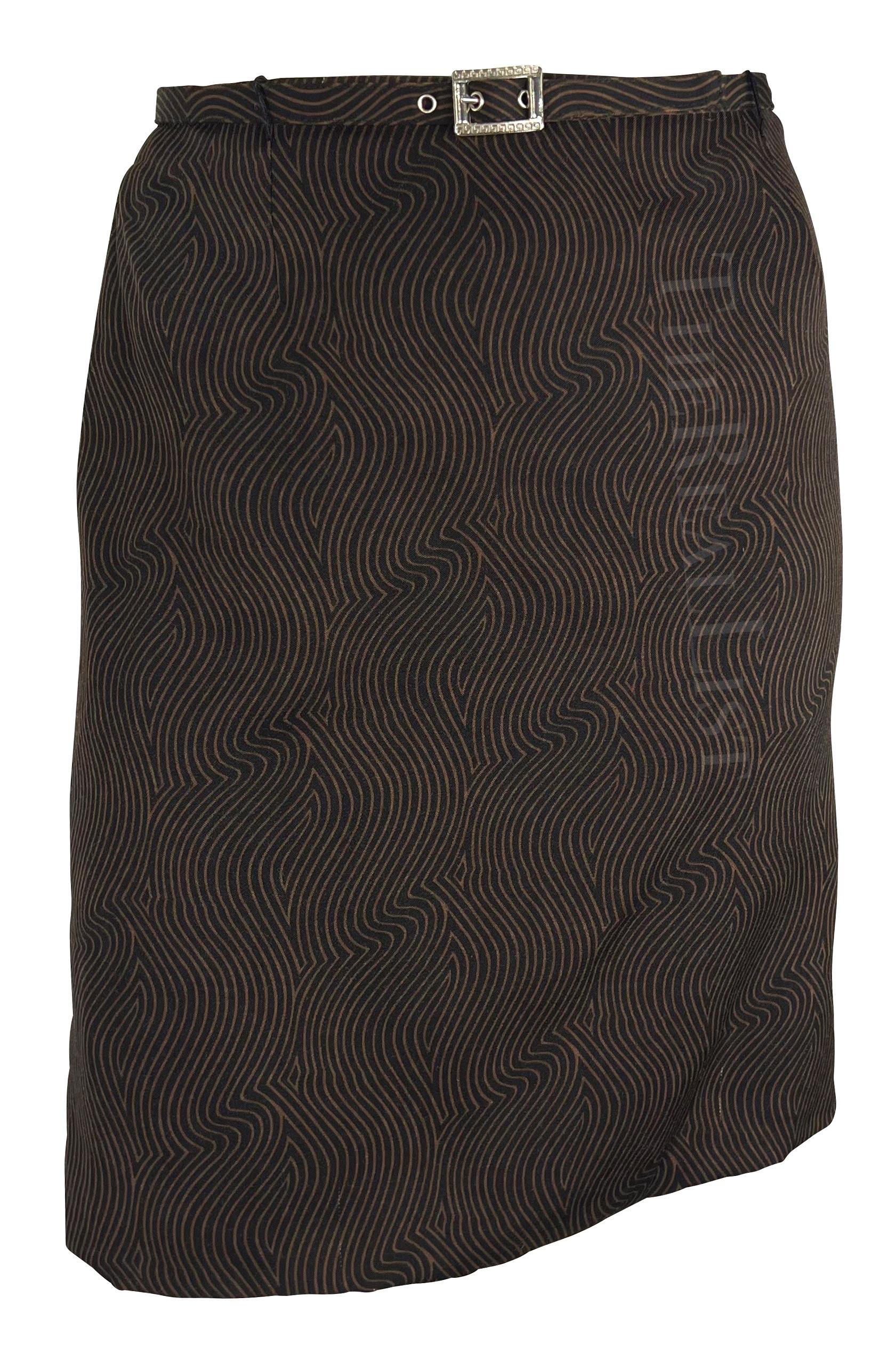 Wir präsentieren einen fabelhaften braunen Gianni Versace Rockanzug, entworfen von Gianni Versace. Die Jacke und der dazu passende Rock aus der Herbst/Winter-Kollektion 1996 sind mit einem fesselnden, wellenförmigen, linearen Druck verziert. Die