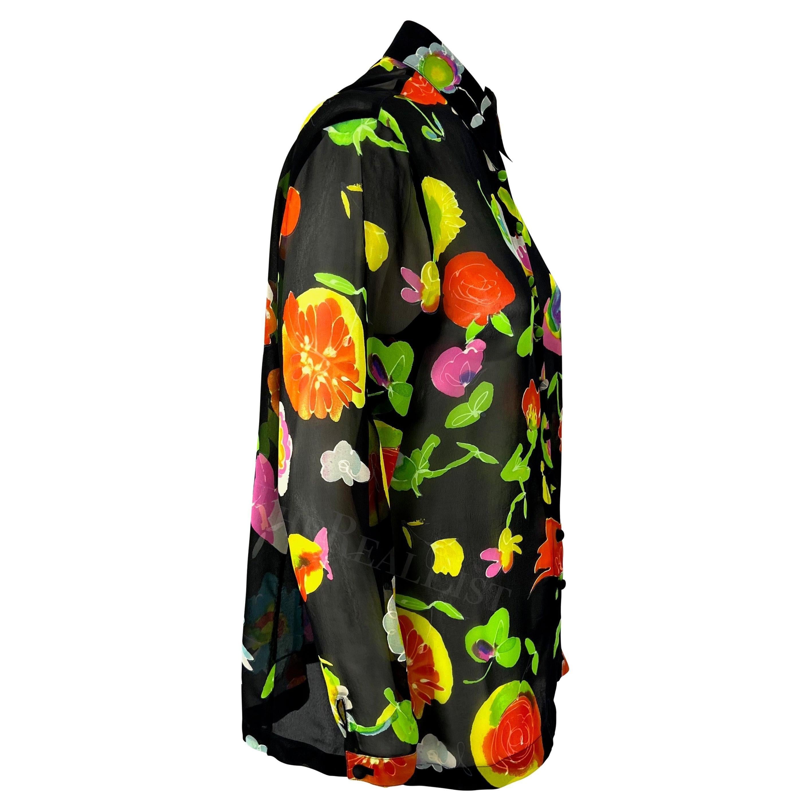 Ti presentiamo una favolosa camicia Gianni Versace button-down a fiori neri, disegnata da Gianni Versace. Dalla collezione primavera/estate 1996, stampe simili sono state molto utilizzate sulle passerelle della stagione. Questo top dalla vestibilità
