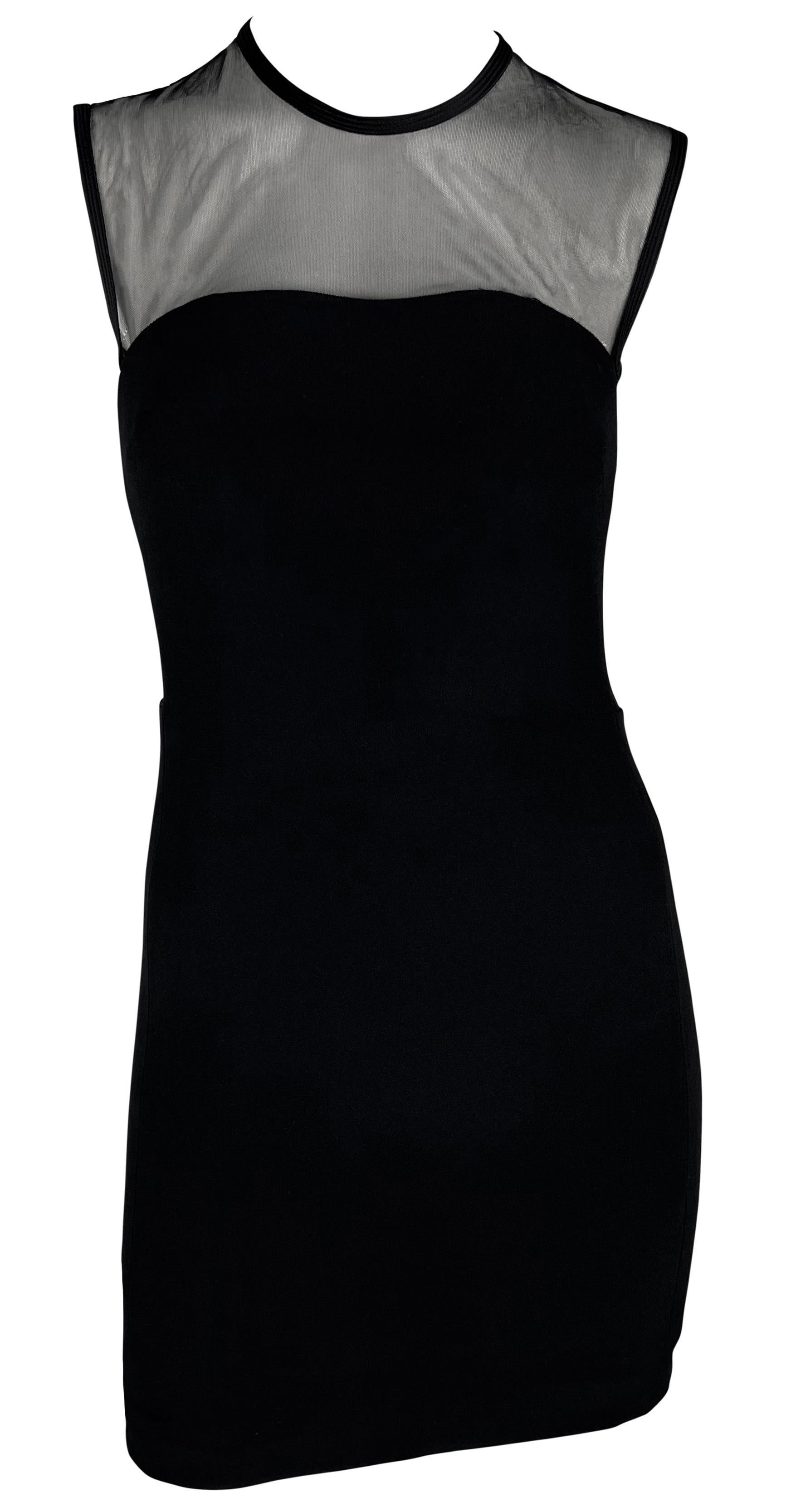 Gianni Versace diseñó este minivestido negro mod para su  Colección Gianni Versace Primavera/Verano 1996. Este fabuloso vestido corto presenta un detalle de malla por encima que se extiende por debajo de cada brazo y hasta la parte superior de la