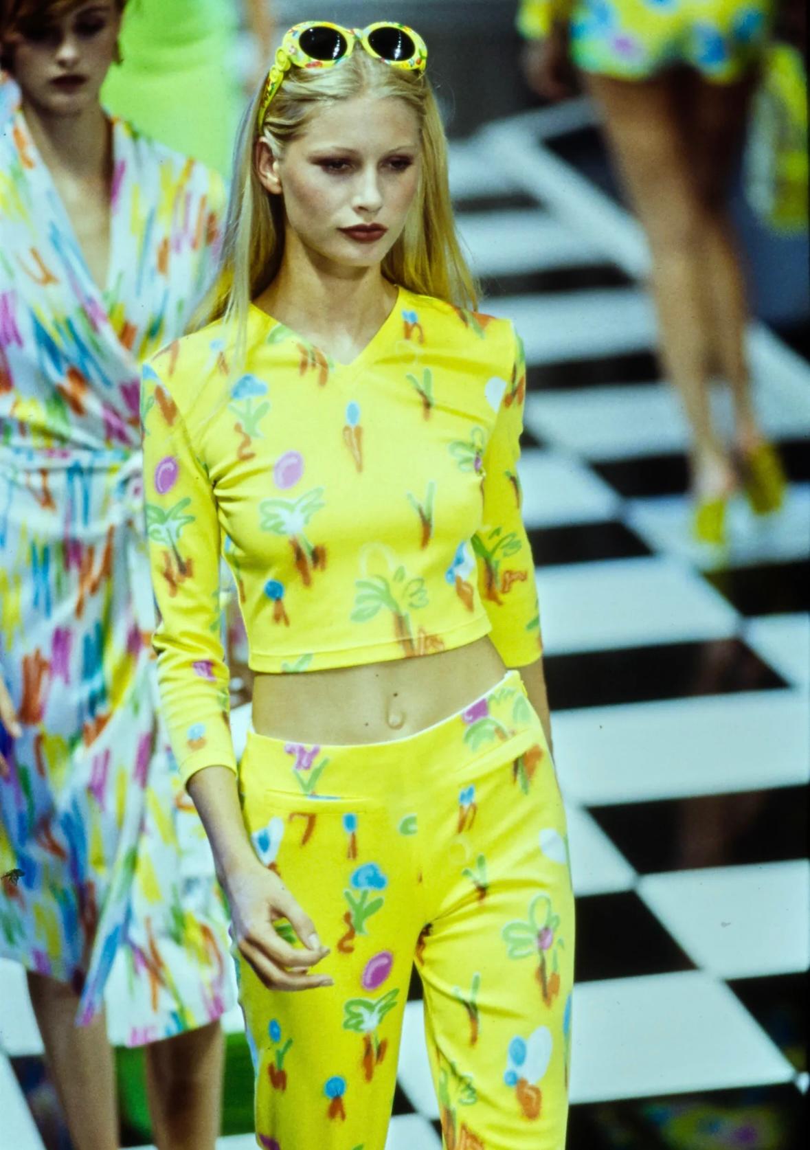 Giallo P/E 1996 Gianni Versace Abito a maniche corte giallo neon con graffiti floreali in vendita