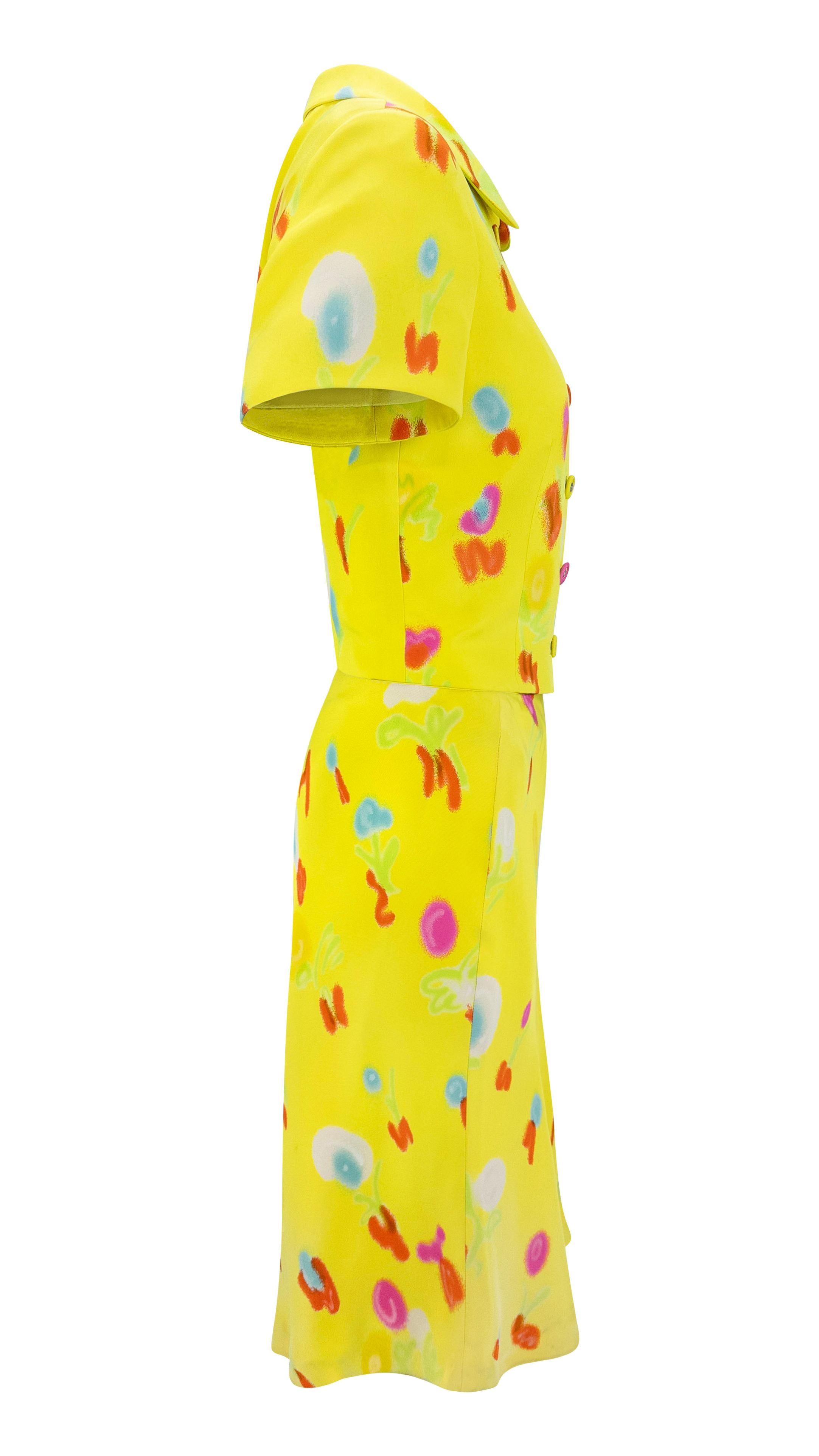 P/E 1996 Gianni Versace Abito a maniche corte giallo neon con graffiti floreali in vendita 2