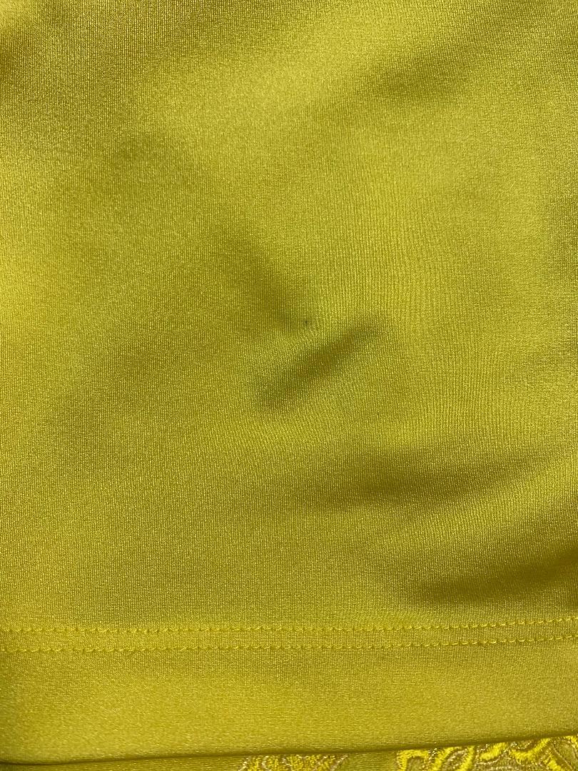  Mini robe moulante imprimée Medusa jaune fluo avec logo Gianni Versace, printemps-été 1996 Pour femmes 
