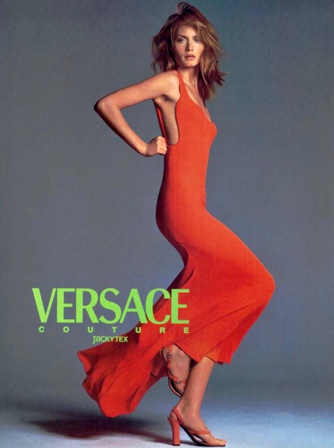 Collectional présente une élégante robe de soirée orange vif conçue par Gianni Versace pour sa collection printemps/été 1996. Cette pièce a été portée par Helena Christensen dans le look numéro 64 du défilé, par Amber Valletta dans la campagne