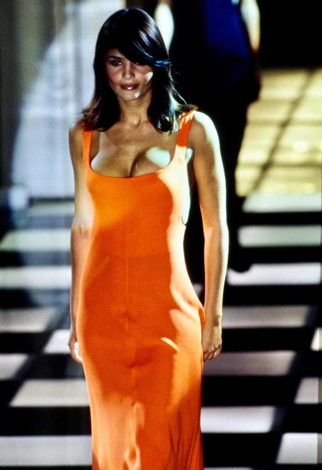 S/S 1996 Gianni Versace Couture Runway Ad Orange Bodycon Robe Helena Cindy Amber en vente 2