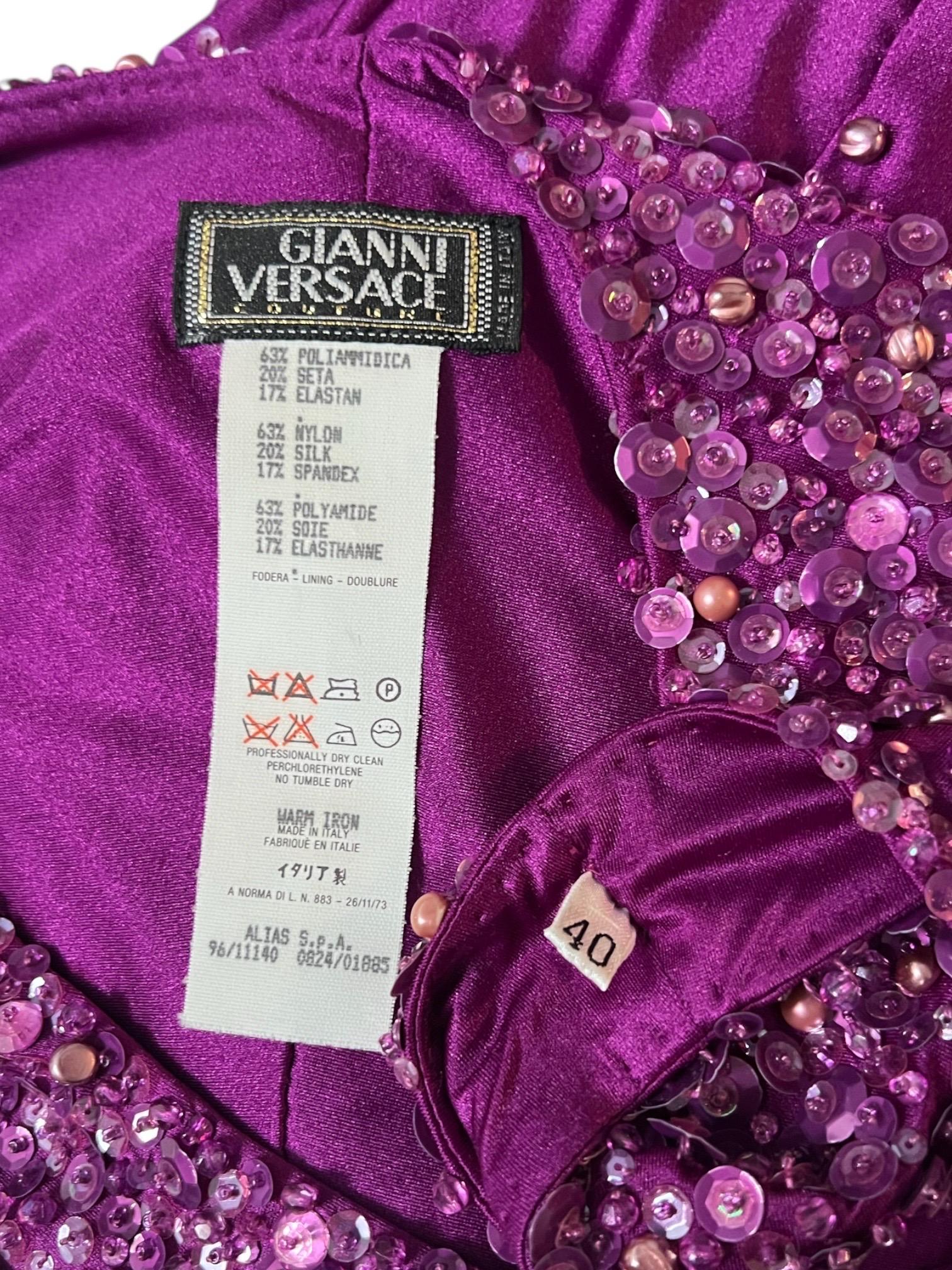 S/S 1996 Gianni Versace Robe de défilé à perles violettes en vente 5