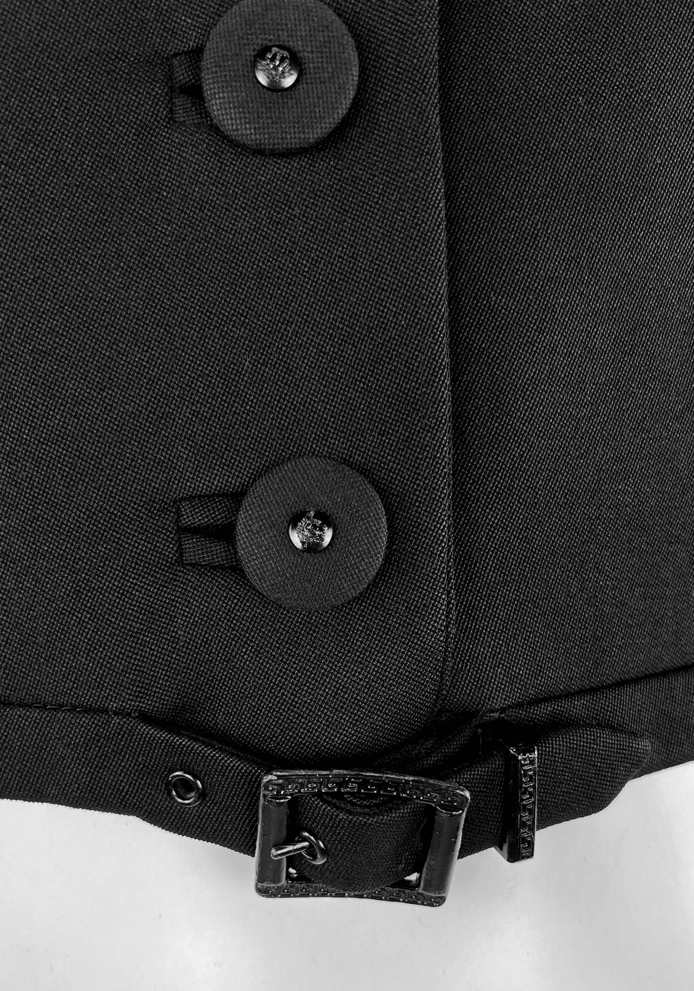 S/S 1996 Gianni Versace Pasarela Chaqueta blazer con cinturón y botones de Medusa recortada Negro en venta