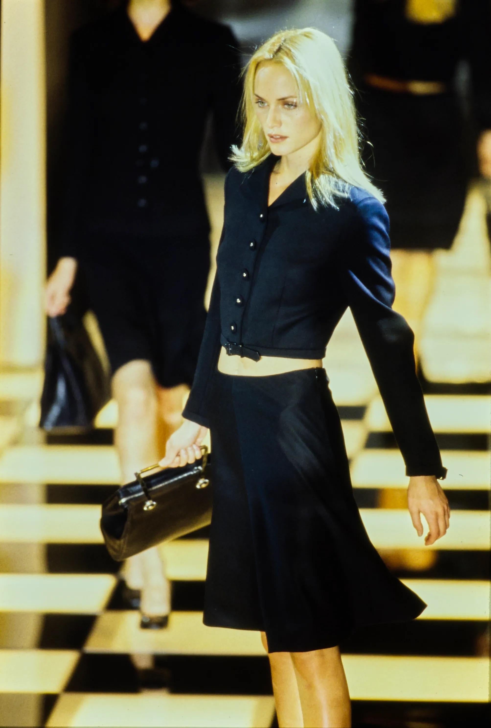 S/S 1996 Gianni Versace Pasarela Chaqueta blazer con cinturón y botones de Medusa recortada en Excelente estado para la venta en West Hollywood, CA