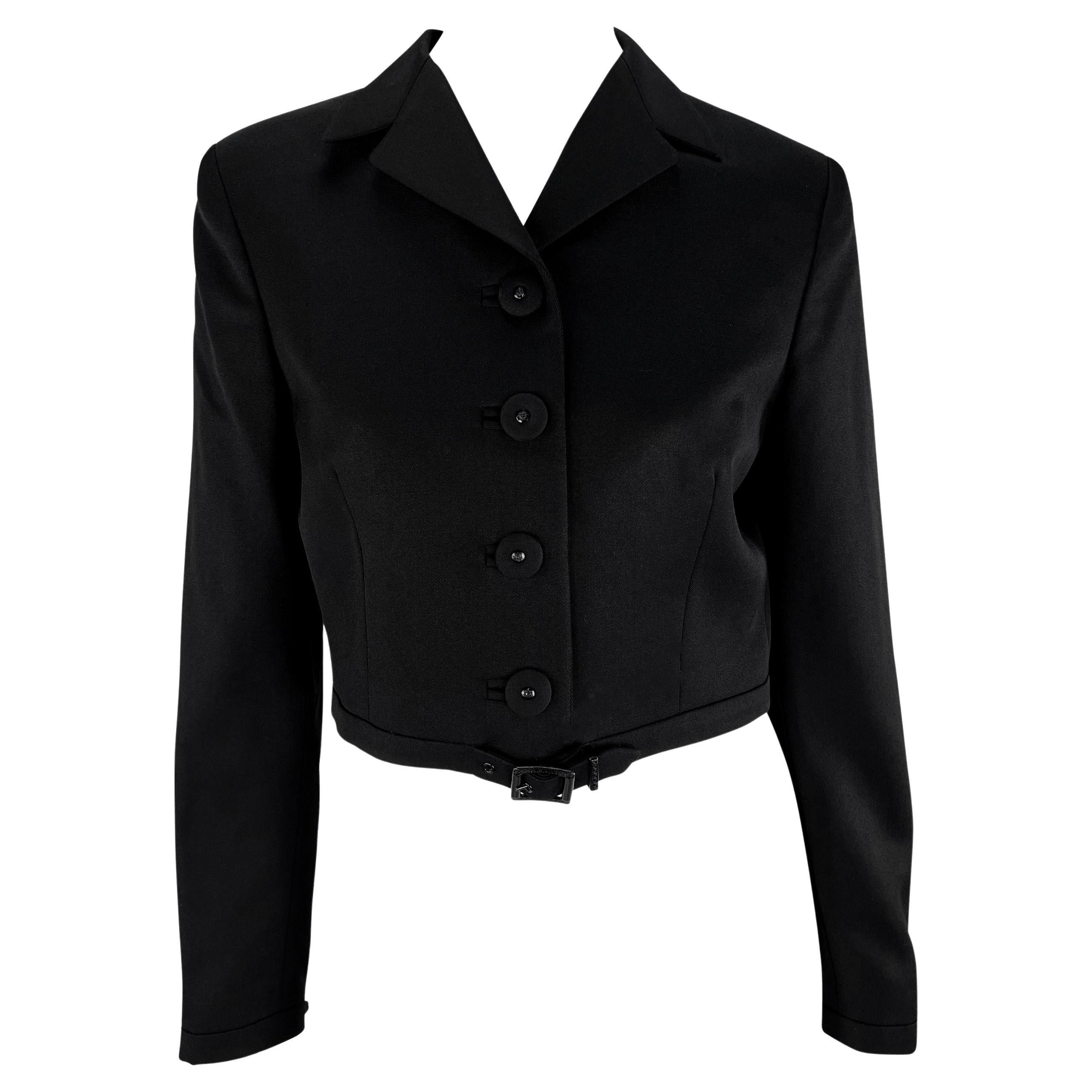Gianni Versace, sfilata P/E 1996, giacca blazer con cintura e bottone della Medusa, con taglio corto