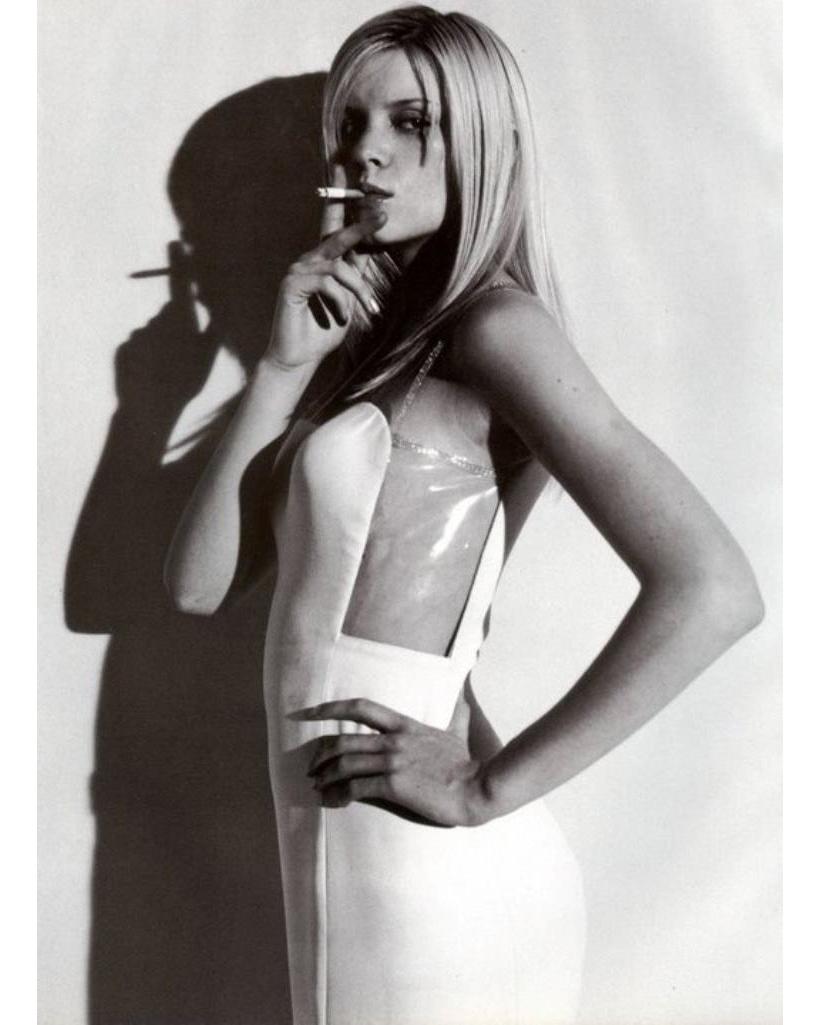 S/S 1996 Gianni Versace mini robe en maille blanche. Mini robe sans manches avec encolure et côtés en filet, et robe fourreau bustier sans bretelles. Doublée d'une doublure blanche à tête de Méduse signature. Bonnets de soutien-gorge intégrés