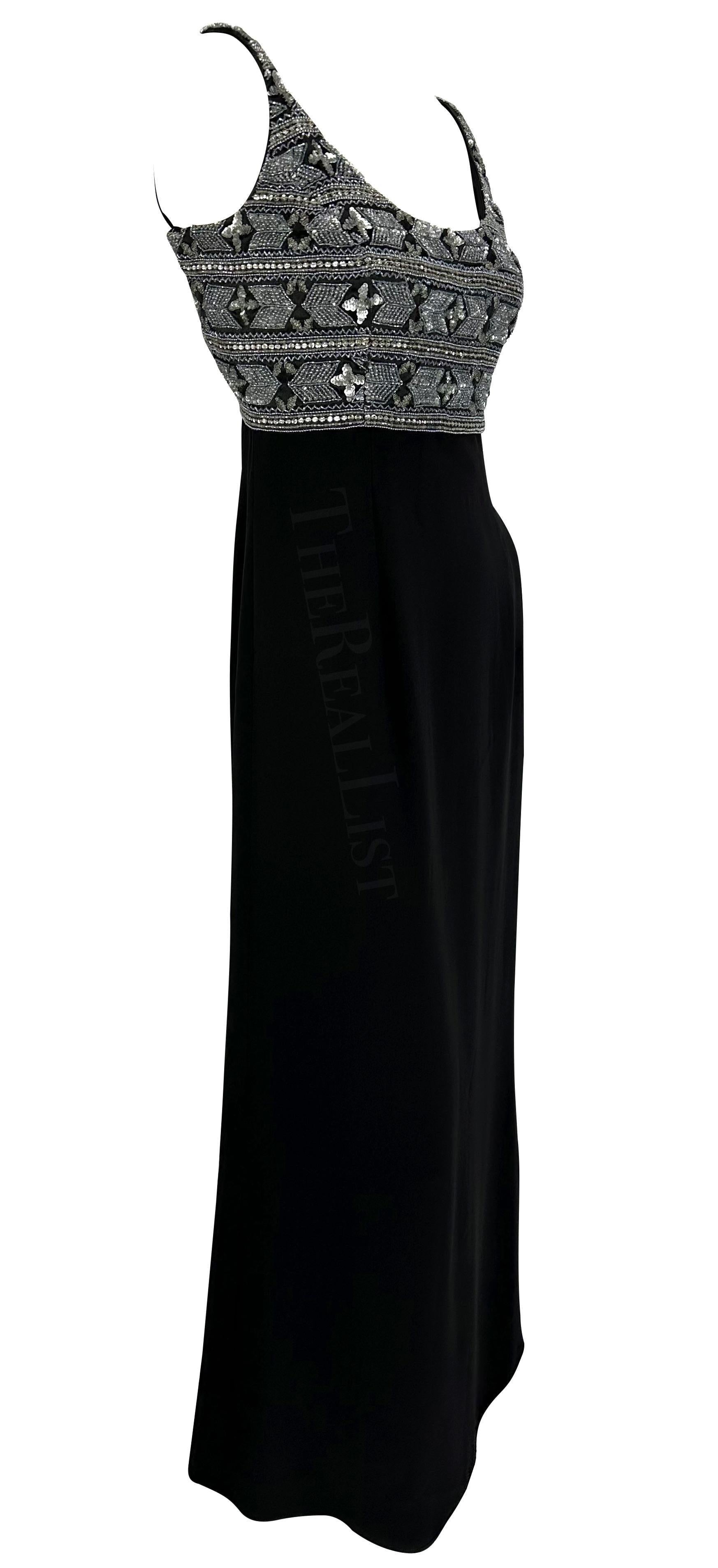 S/S 1996 Giorgio Armani Robe dos nu en perles noires et argentées Excellent état - En vente à West Hollywood, CA