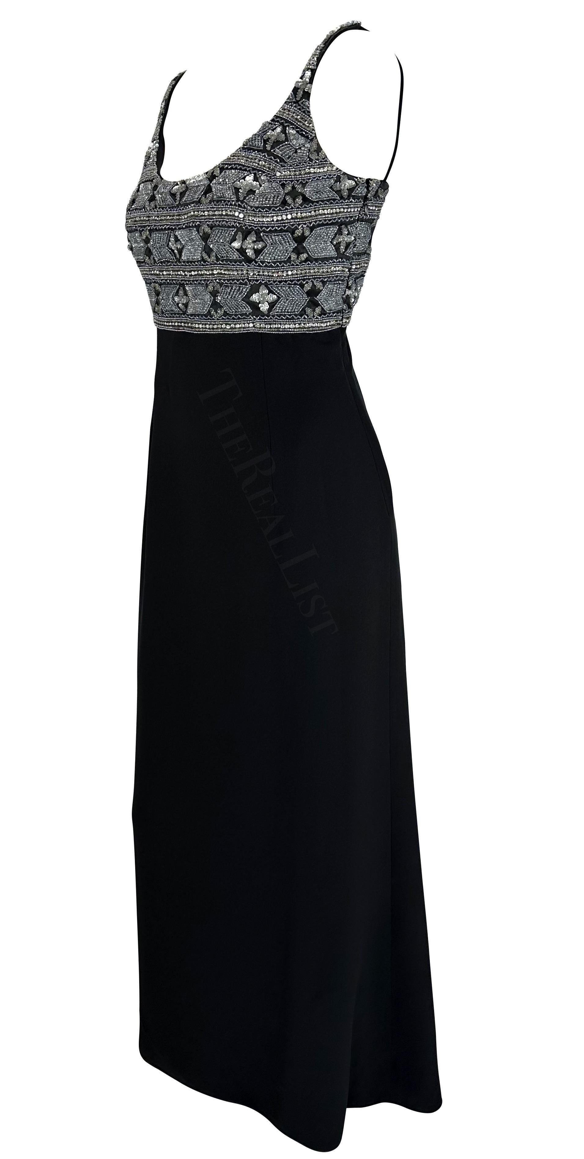 S/S 1996 Giorgio Armani Robe dos nu en perles noires et argentées en vente 2