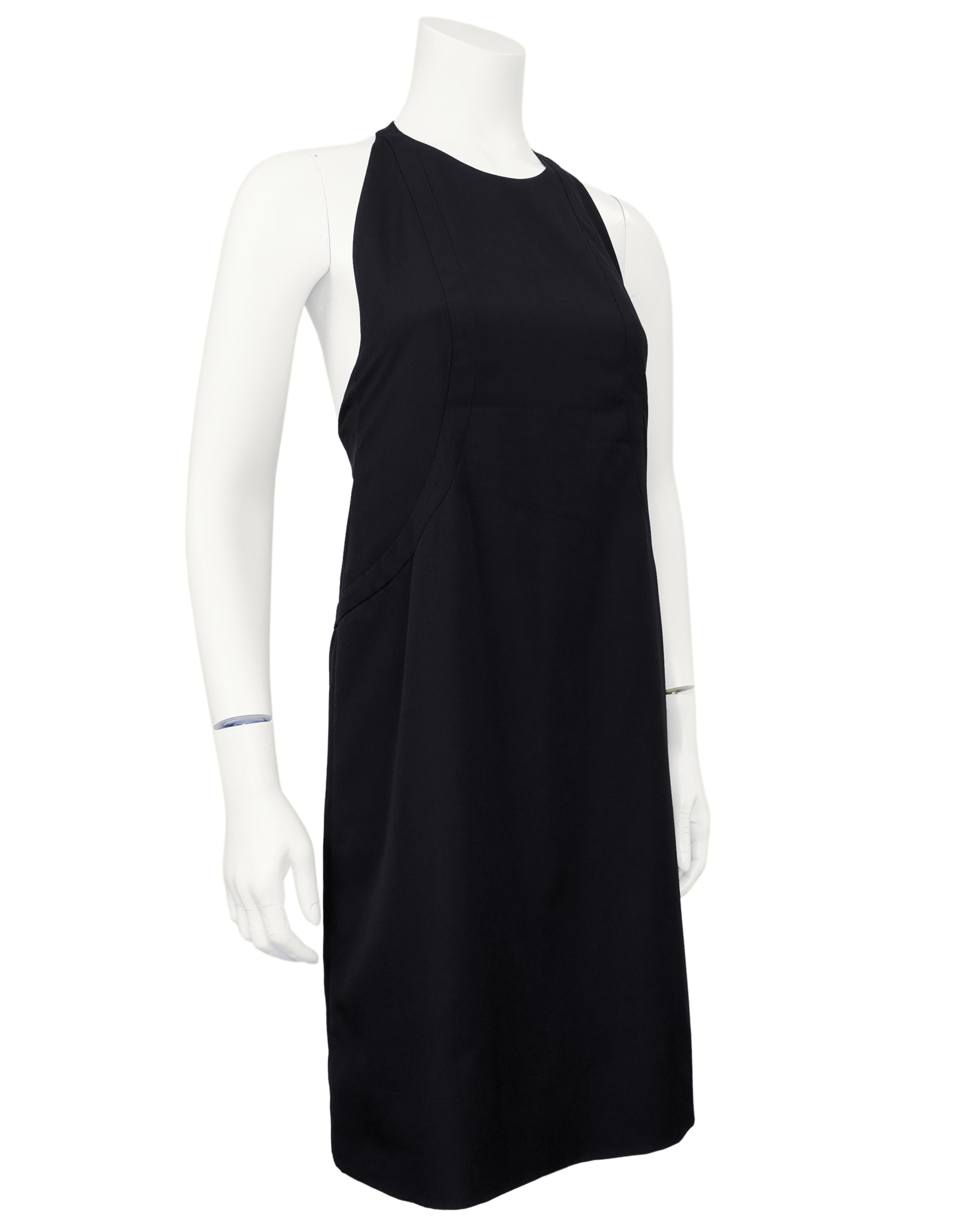 Elegante y provocativo vestidito negro Gucci by Tom Ford de S/S 1996. Esta colección de 1996 es conocida por consolidar el estatus de Ford como el modernista más intrépido de la moda. De seda negra y silueta minimalista, este vestido destila la