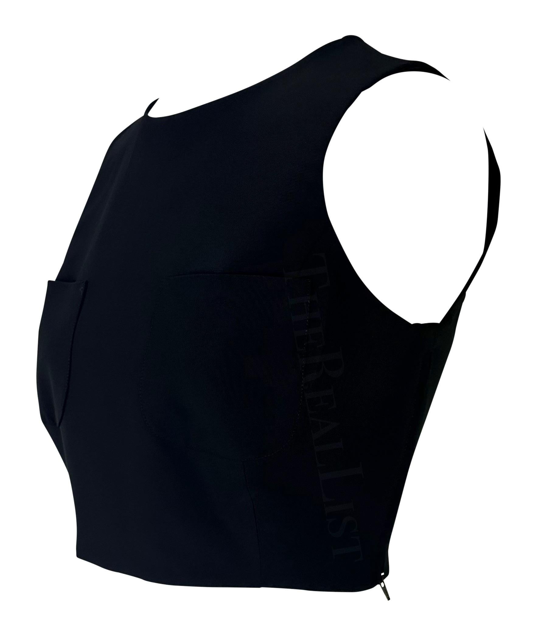 Wir präsentieren ein fabelhaftes schwarzes Gucci Crop Top, entworfen von Tom Ford. Dieses schicke ärmellose Crop-Top aus der Frühjahr/Sommer-Kollektion 1996 hat einen Rundhalsausschnitt und zwei Taschen im Brustbereich. Ergänzen Sie Ihre Garderobe
